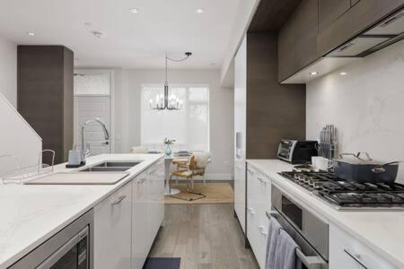 Luxury 3br Th W Peloton-central & Yvr I 2parking *