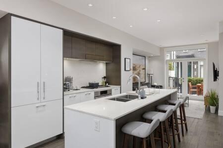 Luxury 3br Th W Peloton-central & Yvr I 2parking * Vancouver