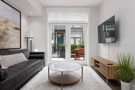 Luxury 3br Th W Peloton-central & Yvr I 2parking Holiday home