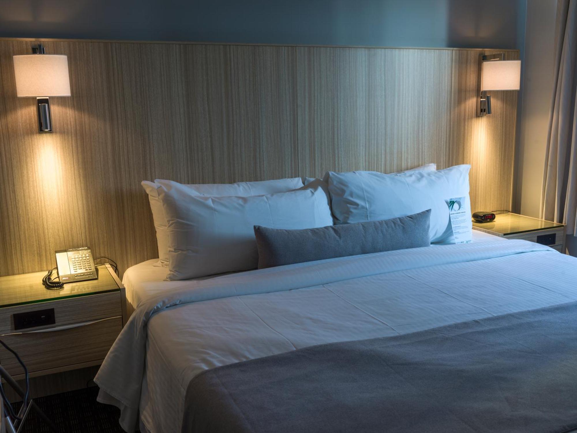 Century Plaza Hotel 3*