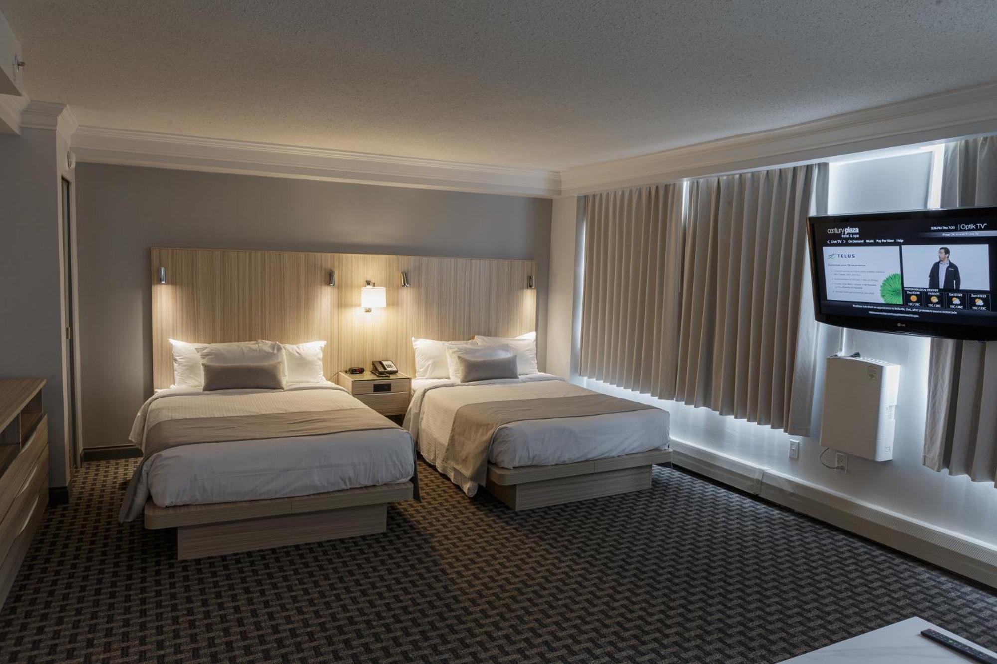 Century Plaza Hotel 3*