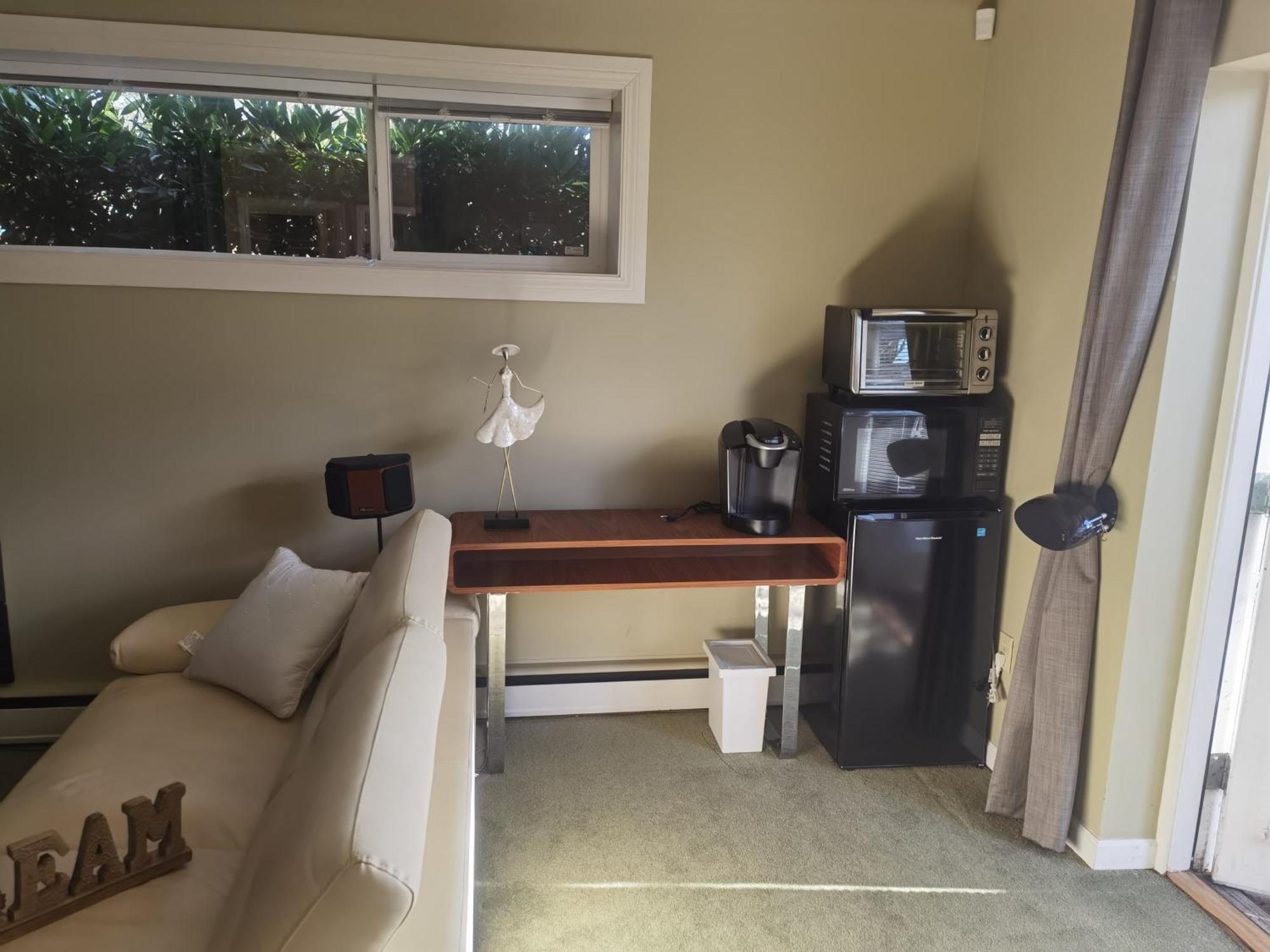 Sunny And Cozy Art-house. No Share. * Vancouver