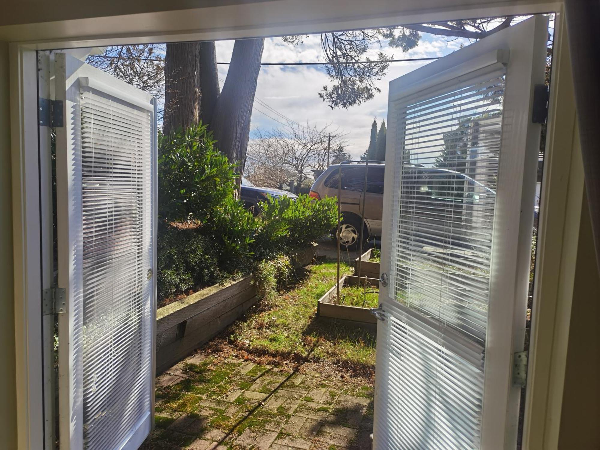 Sunny And Cozy Art-house. No Share. Vancouver