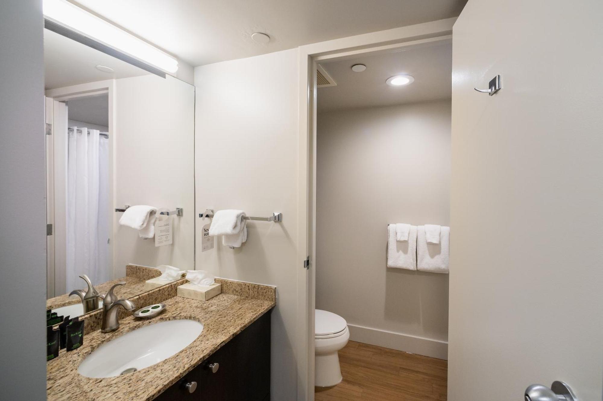 Hotel Gage At Ubc 3*