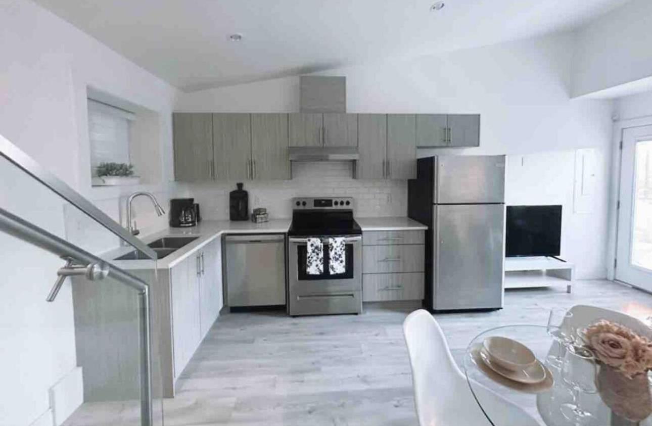 Modern In Close To Downtown And Airport Holiday home