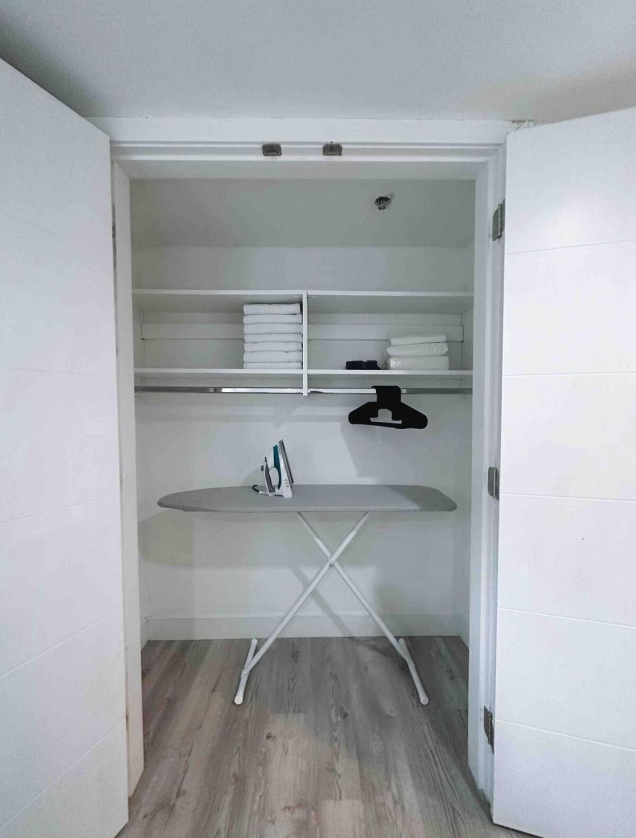 Holiday home Modern In Close To Downtown And Airport *