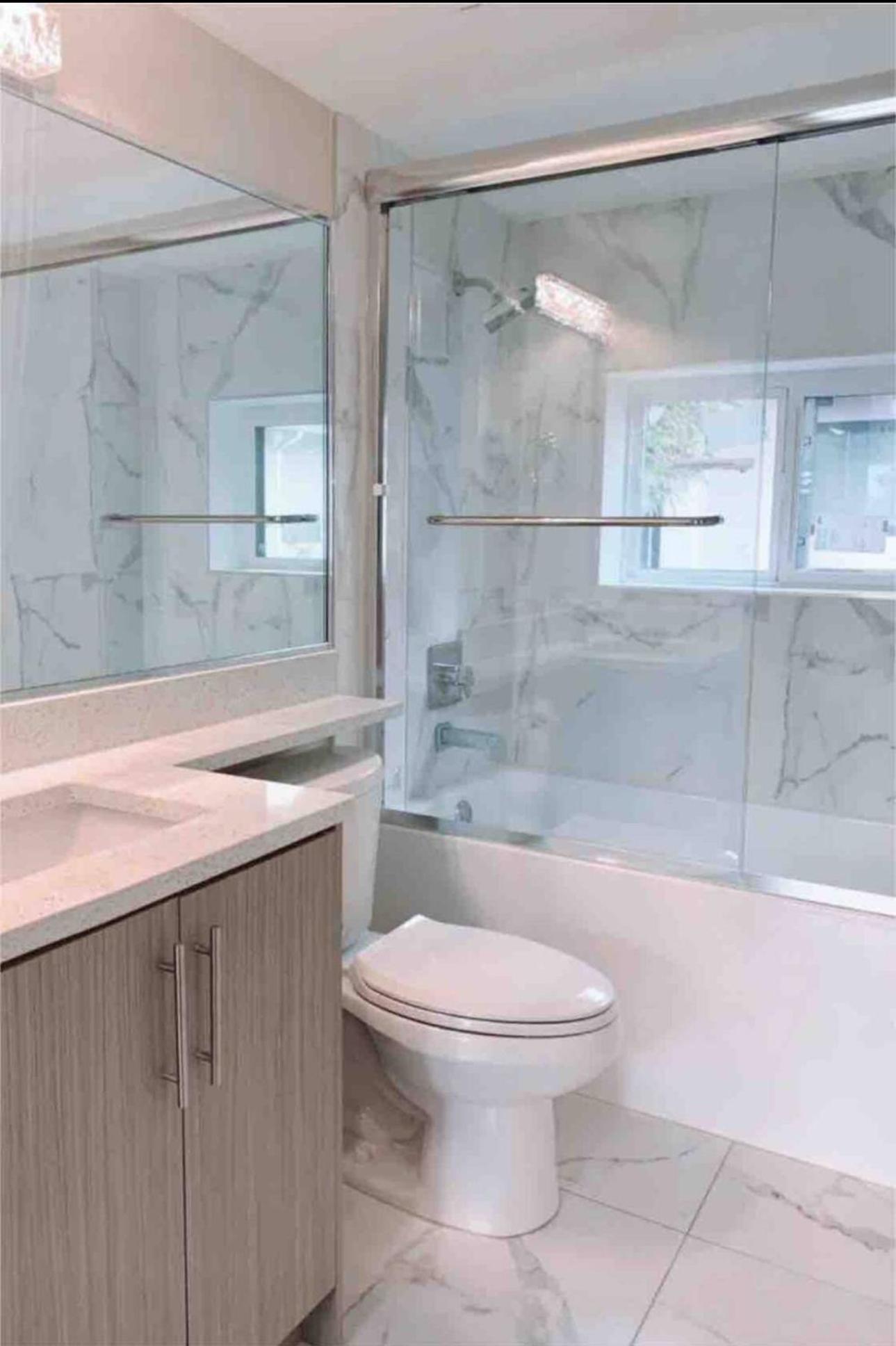 Holiday home Modern In Close To Downtown And Airport Vancouver