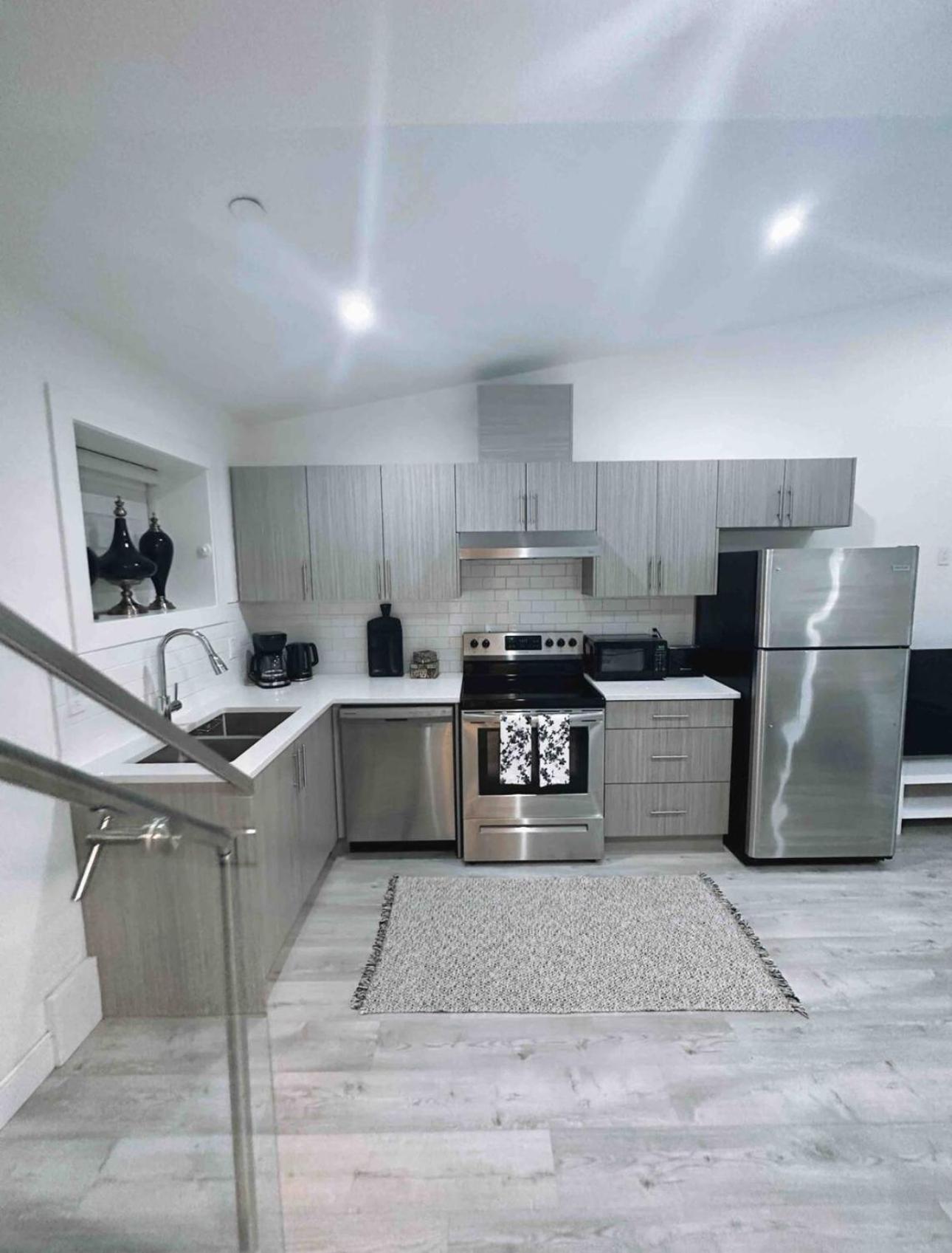 Modern In Close To Downtown And Airport Holiday home