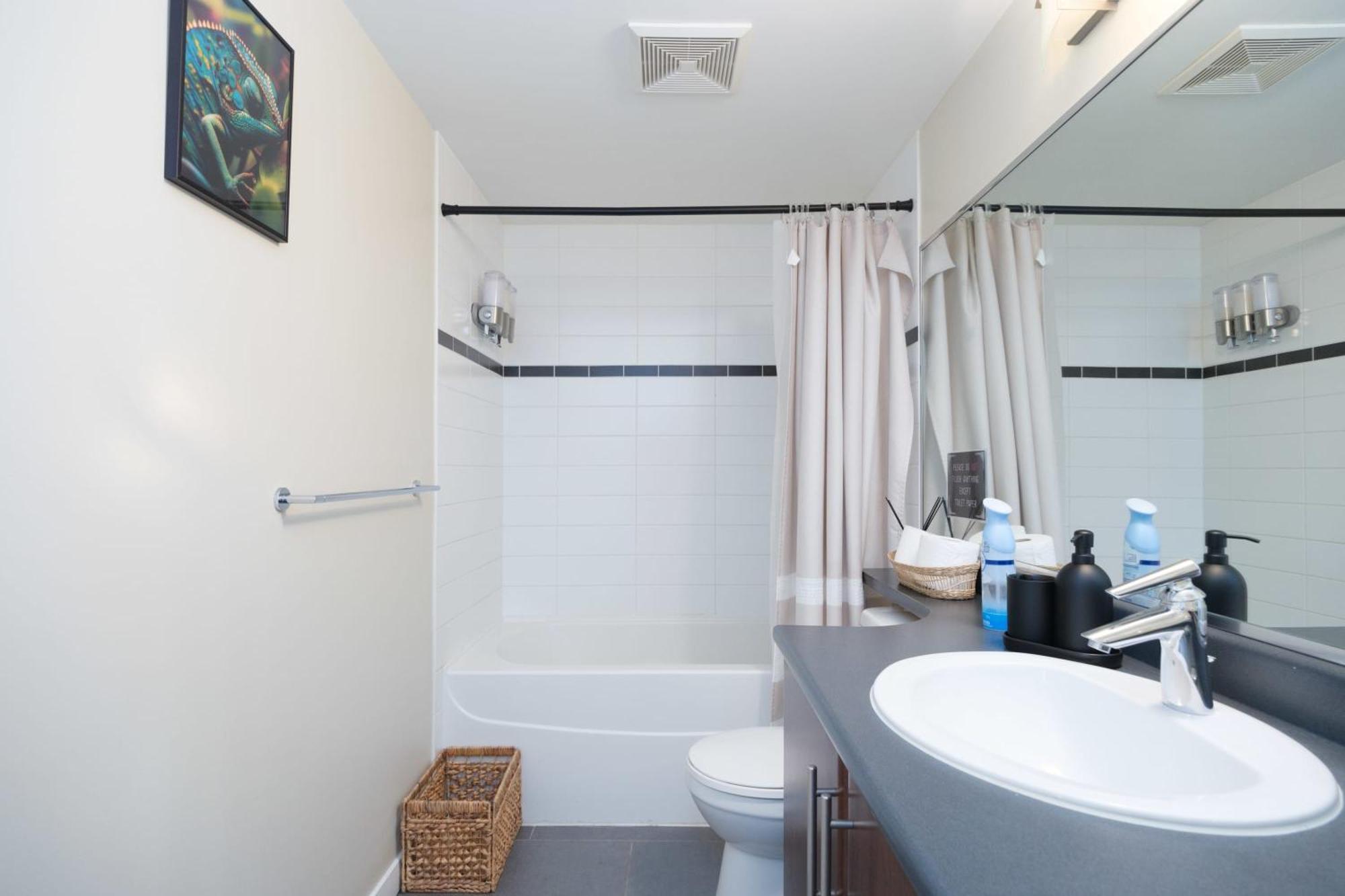 Sub-penthouse With Jacuzzi Pool & Sauna * Vancouver