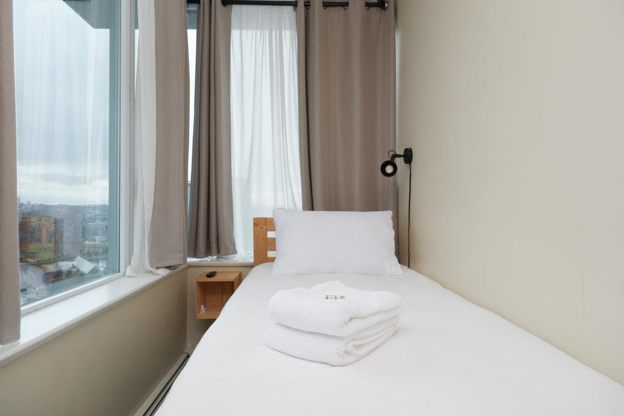 Sub-penthouse With Jacuzzi Pool & Sauna * Vancouver