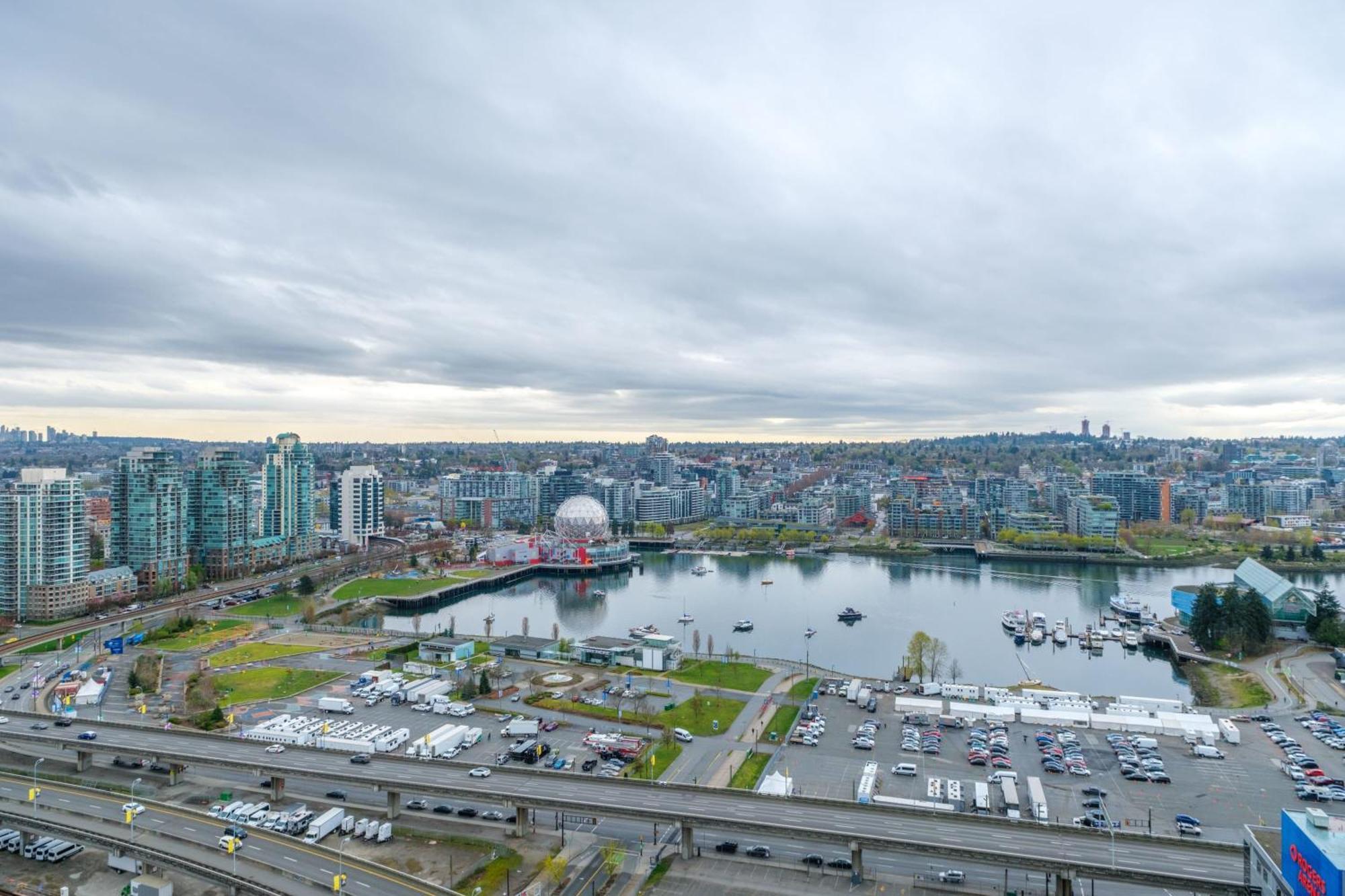 Sub-penthouse With Jacuzzi Pool & Sauna * Vancouver