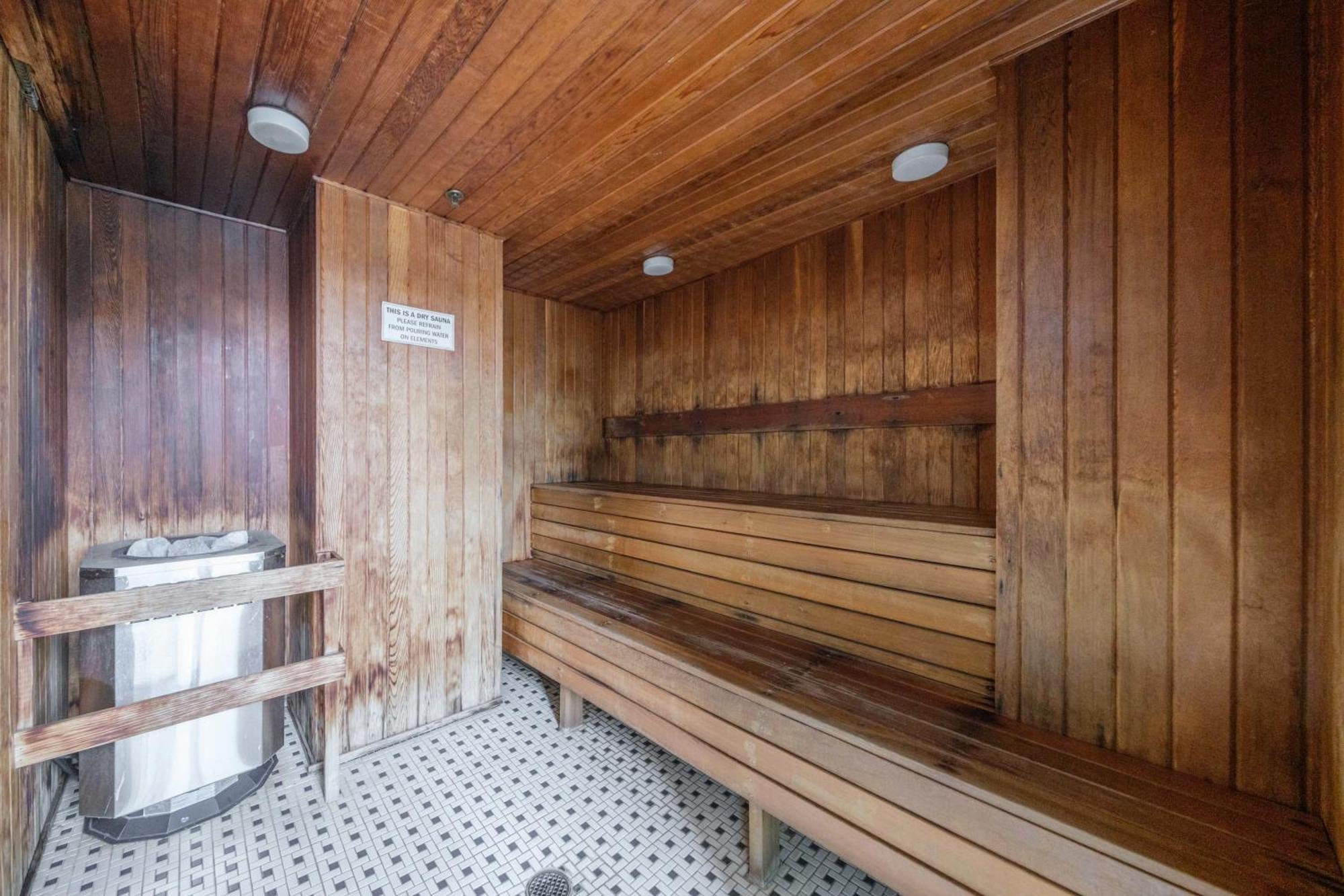 Sub-penthouse With Jacuzzi Pool & Sauna * Vancouver