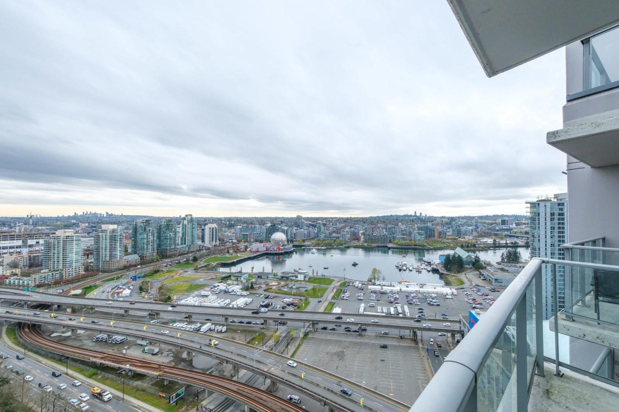 Sub-penthouse With Jacuzzi Pool & Sauna Apartment Vancouver
