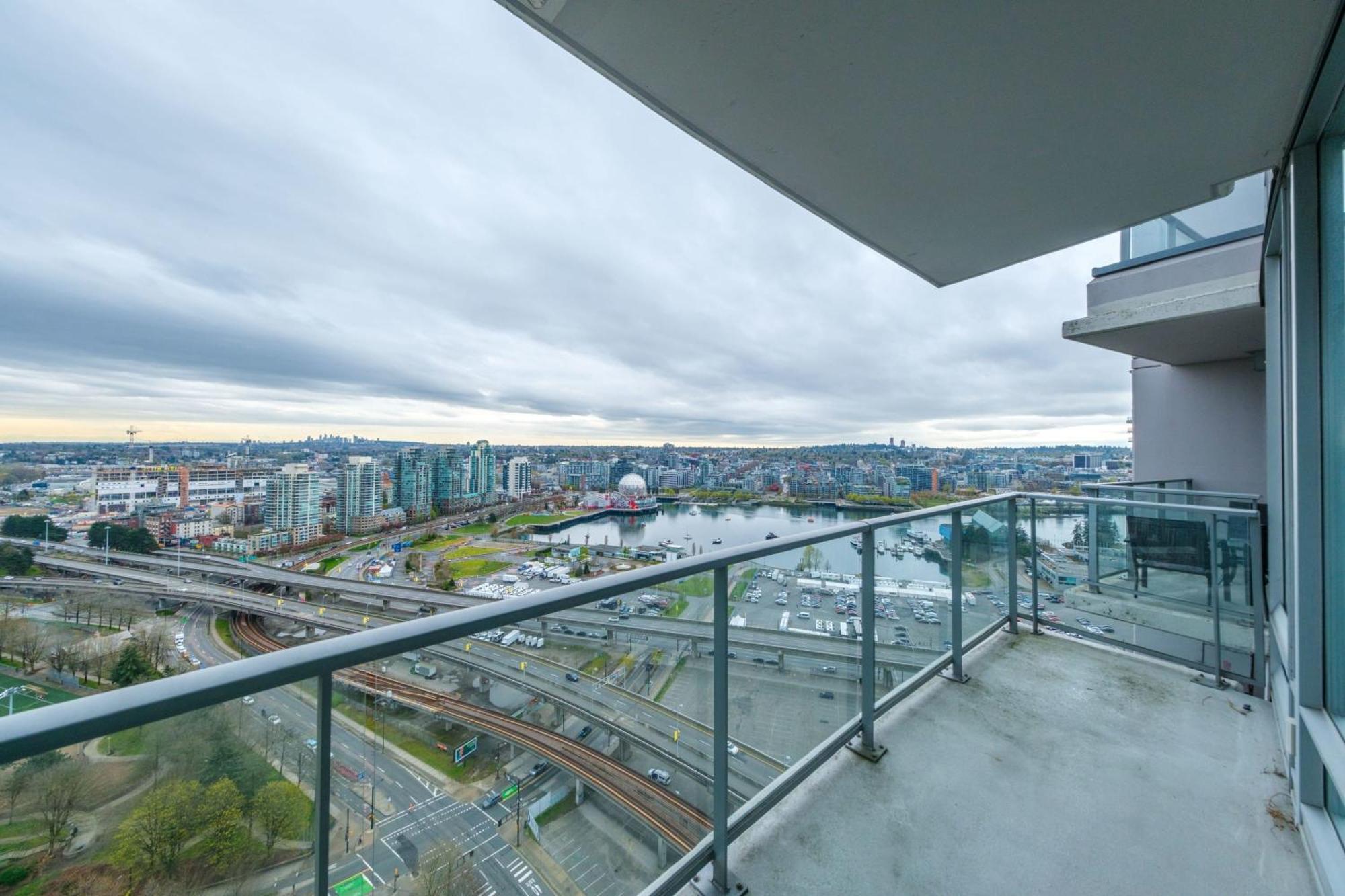 Sub-penthouse With Jacuzzi Pool & Sauna Vancouver