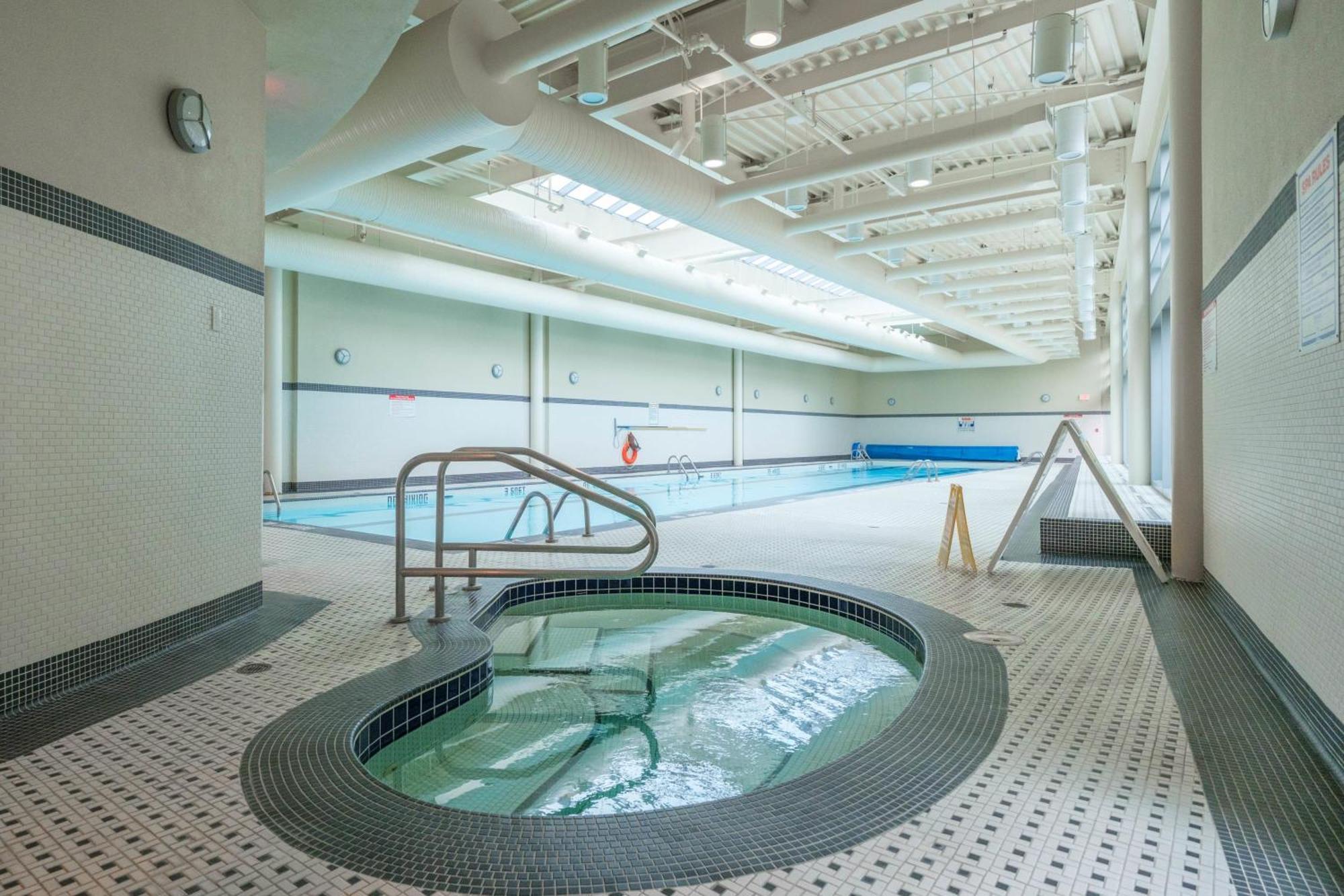 Sub-penthouse With Jacuzzi Pool & Sauna Apartment