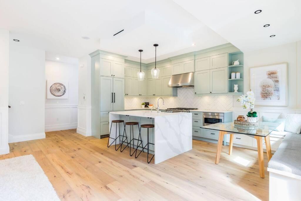 Easeful 2 Bedroom Unit Near Bay Vancouver