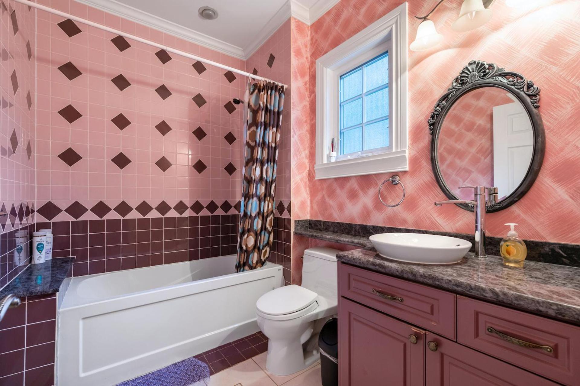 Guest house Charming Retreat On Cypress Street, Your Away From