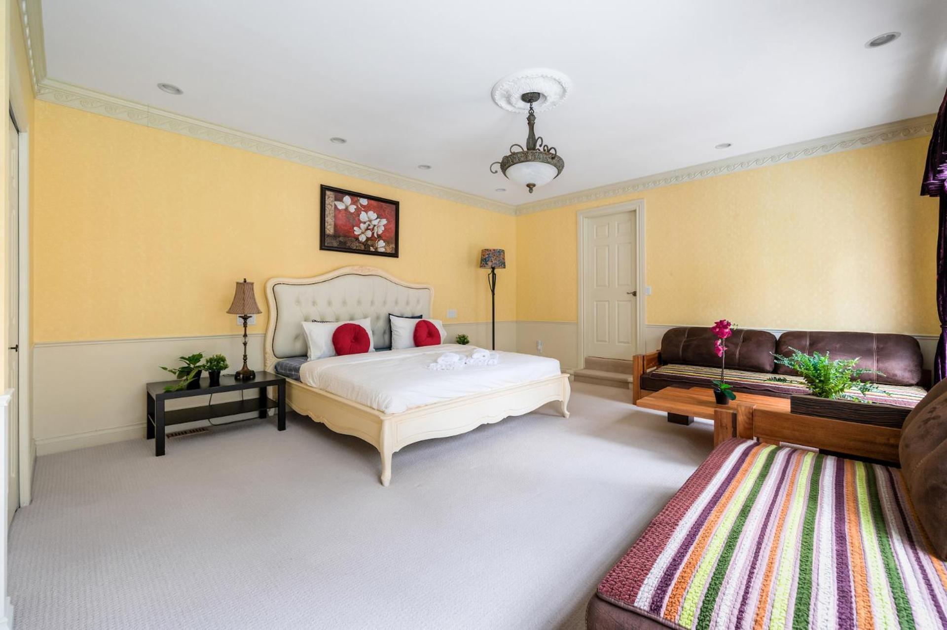 Guest house Charming Retreat On Cypress Street, Your Away From *