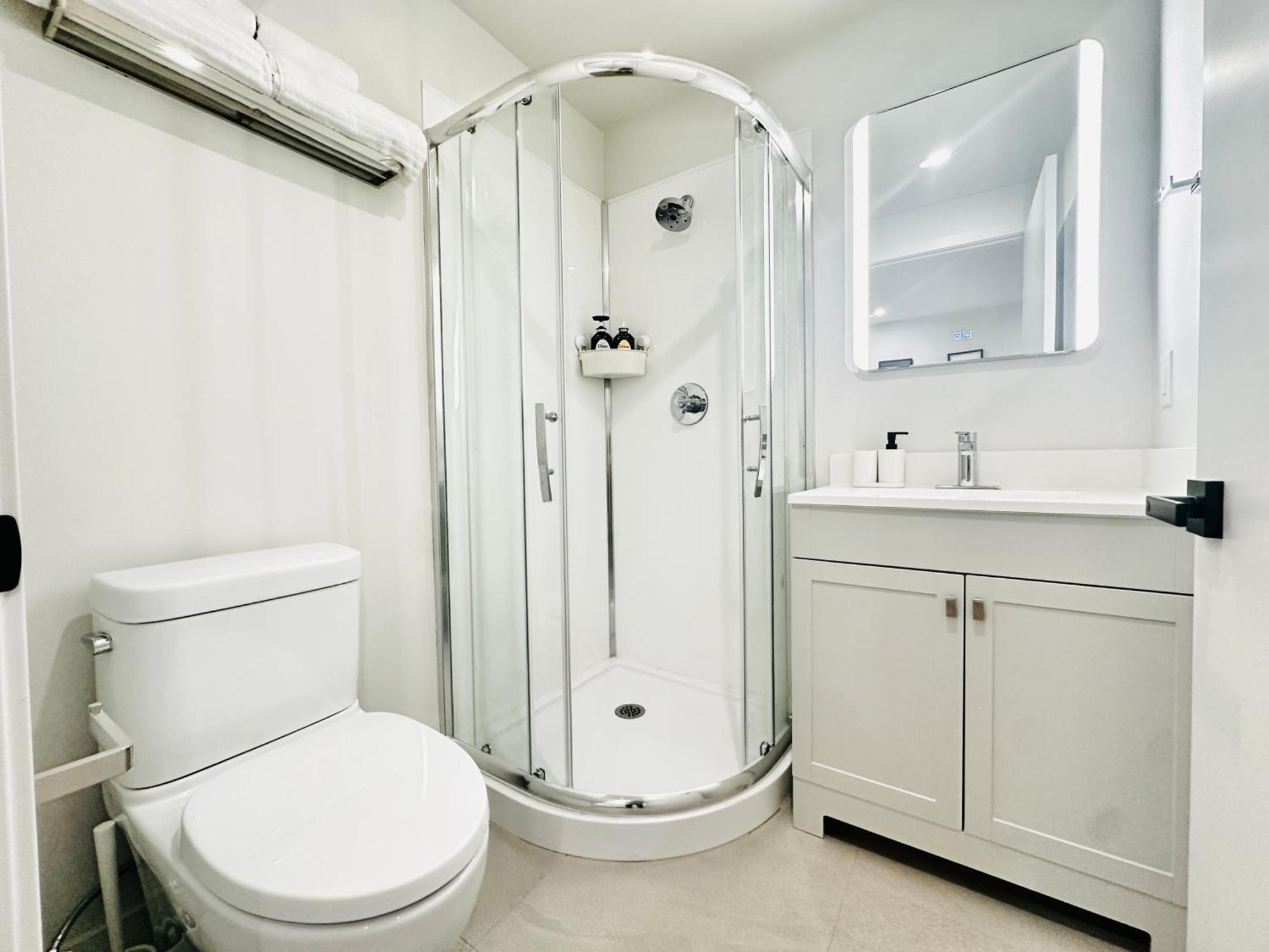 Guest house Modern New Private Bathroom Suite, 8mins To Ubc& 15mins To Downtown