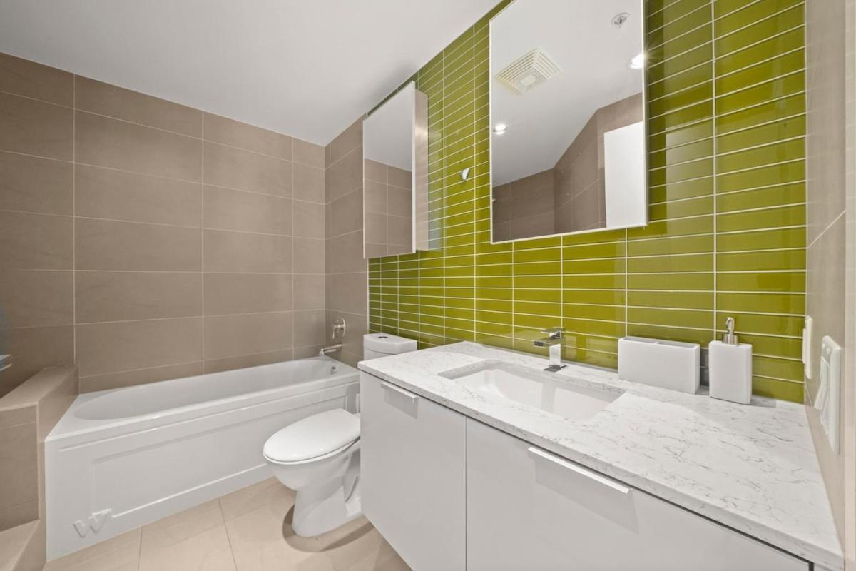 Modern Luxury Retreat In Vibrant Gastown With Parking * Vancouver