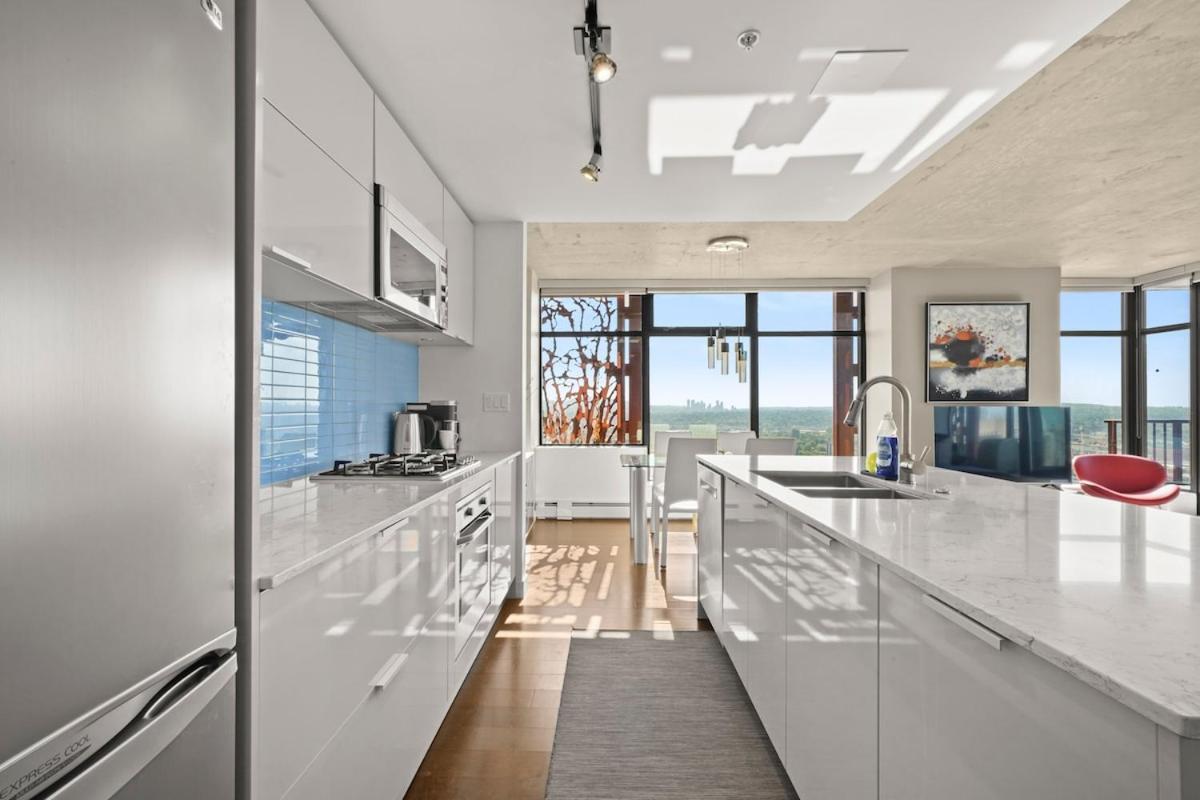 Modern Luxury Retreat In Vibrant Gastown With Parking