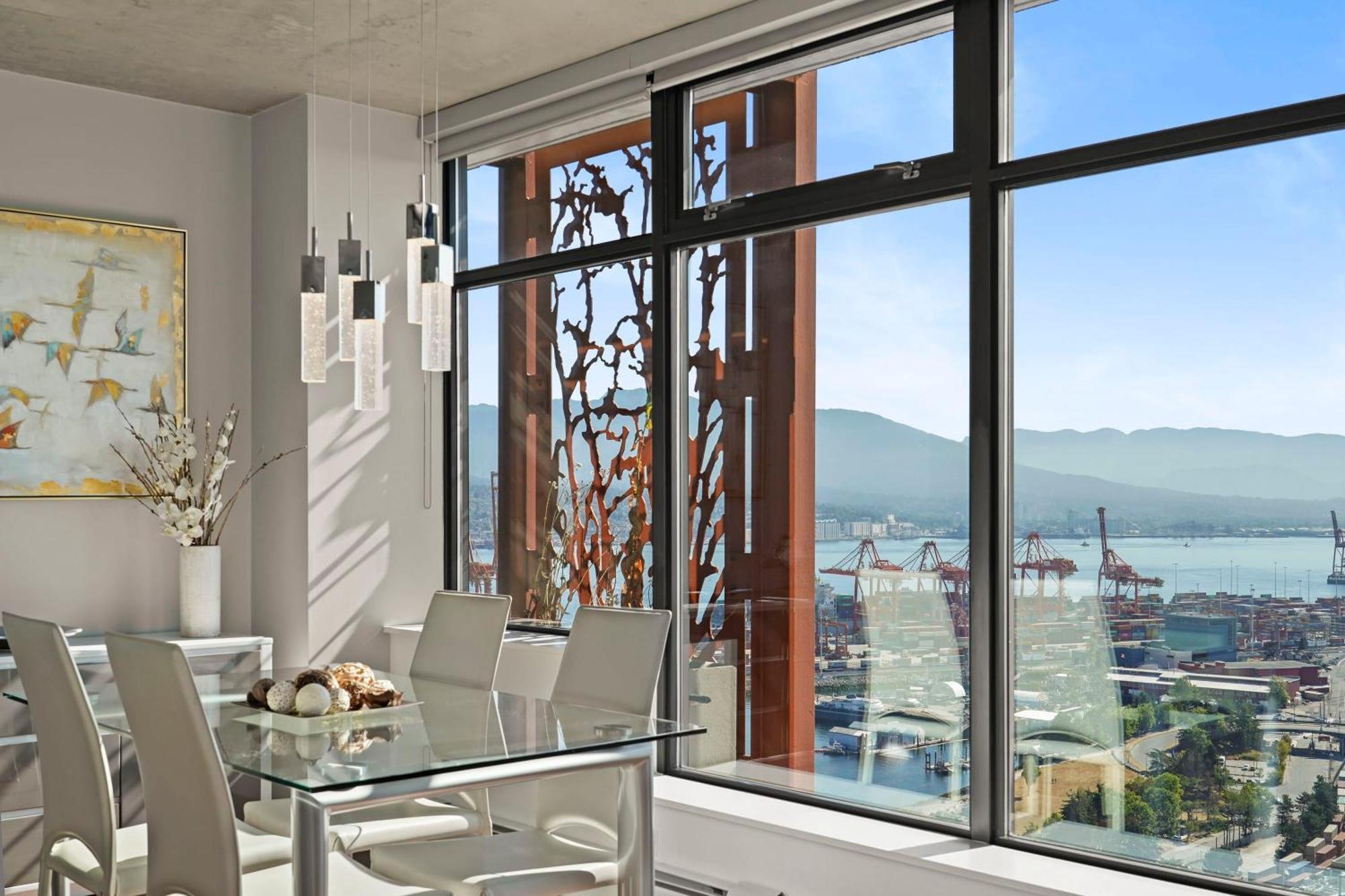 Modern Luxury Retreat In Vibrant Gastown With Parking *