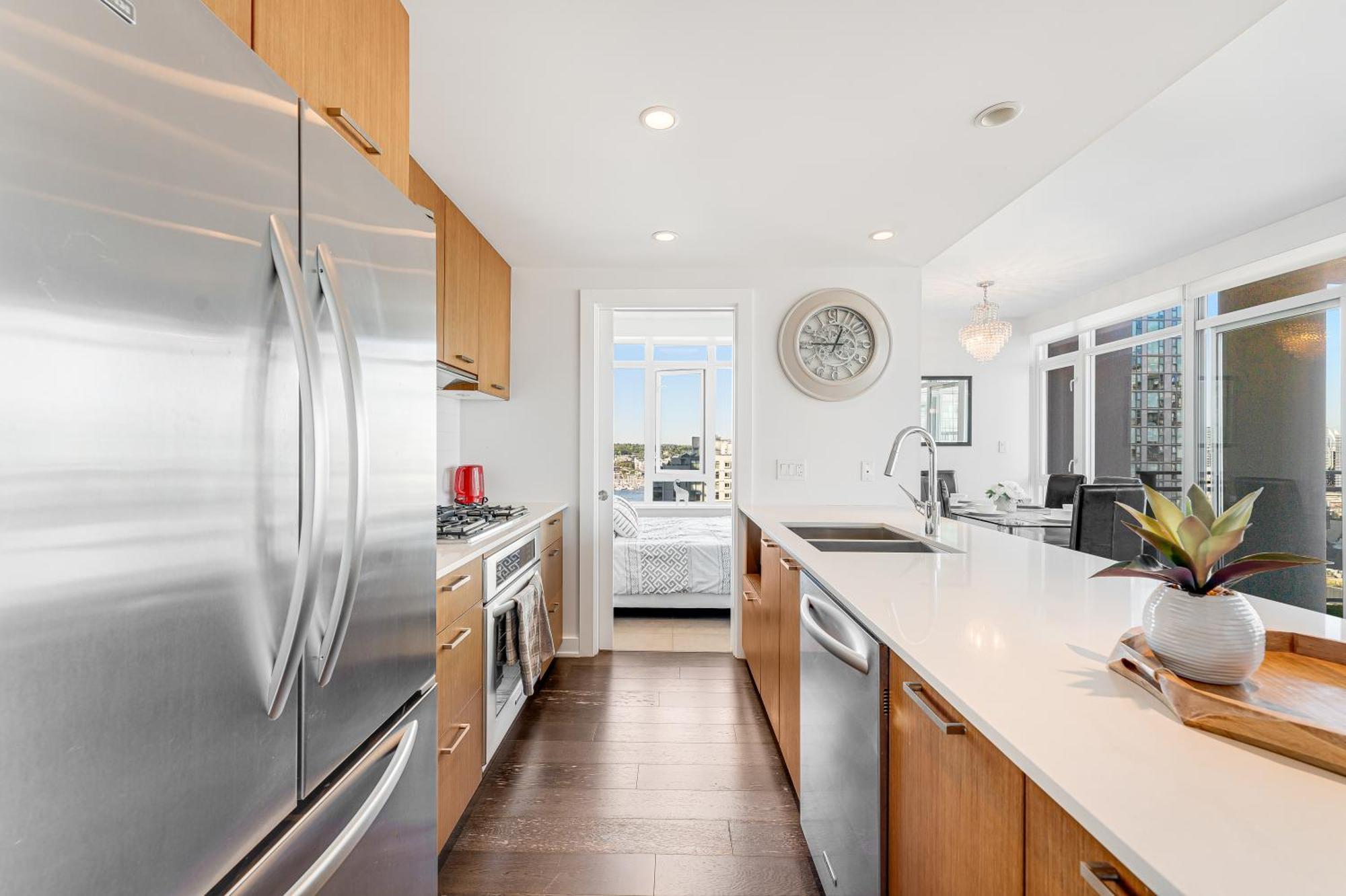 Apartment Luxurious 2-bedroom Retreat With Panoramic Cityscape