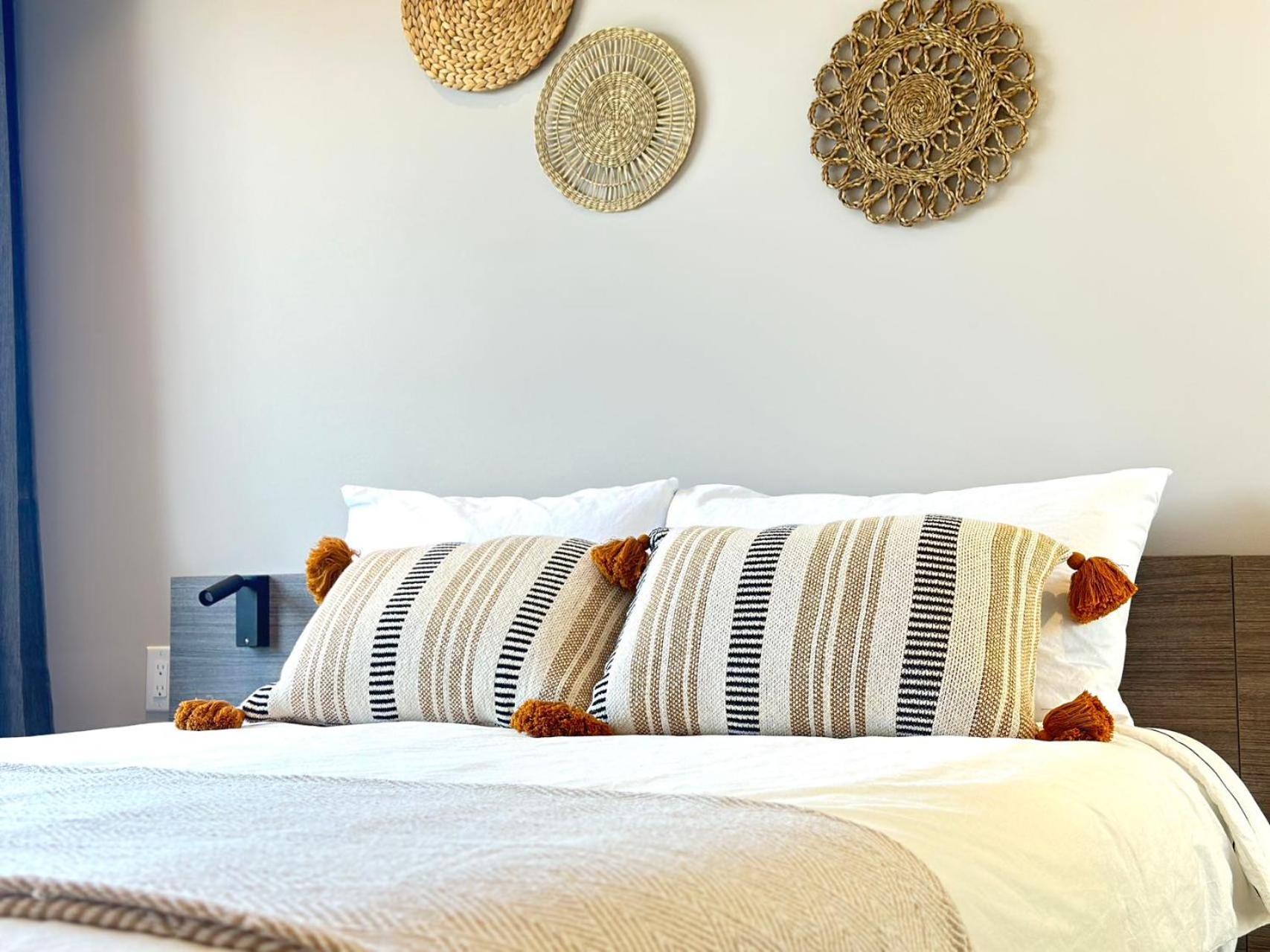 Modern New Private Bathroom Suite, 8mins To Ubc& 15mins To Downtown Guest house *