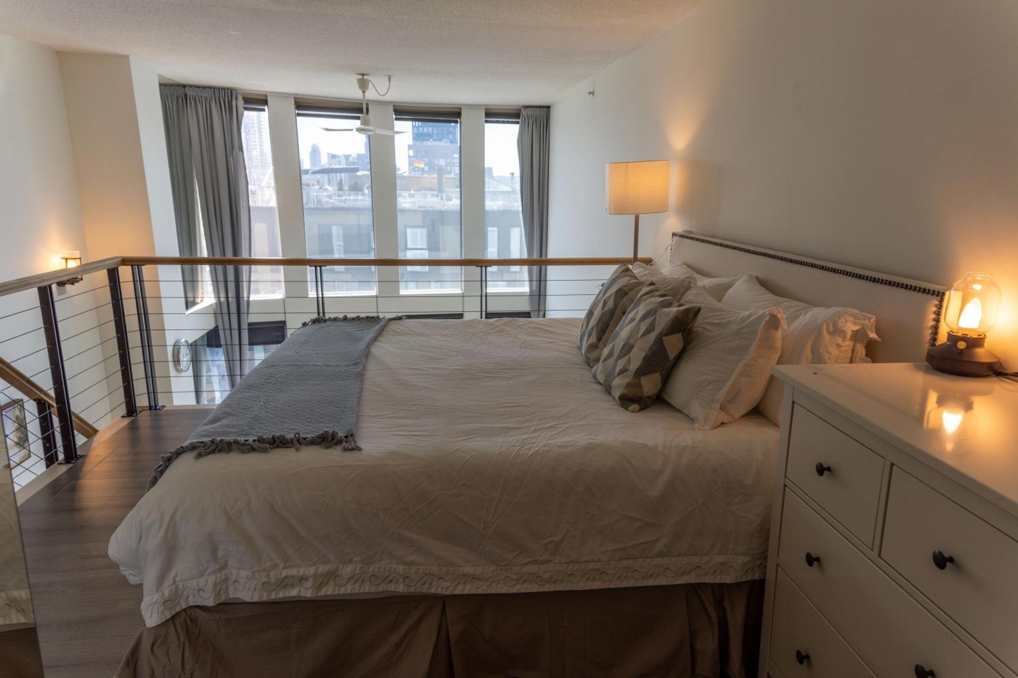 Modern Top-floor 1-bedroom Loft With Free Parking Apartment *