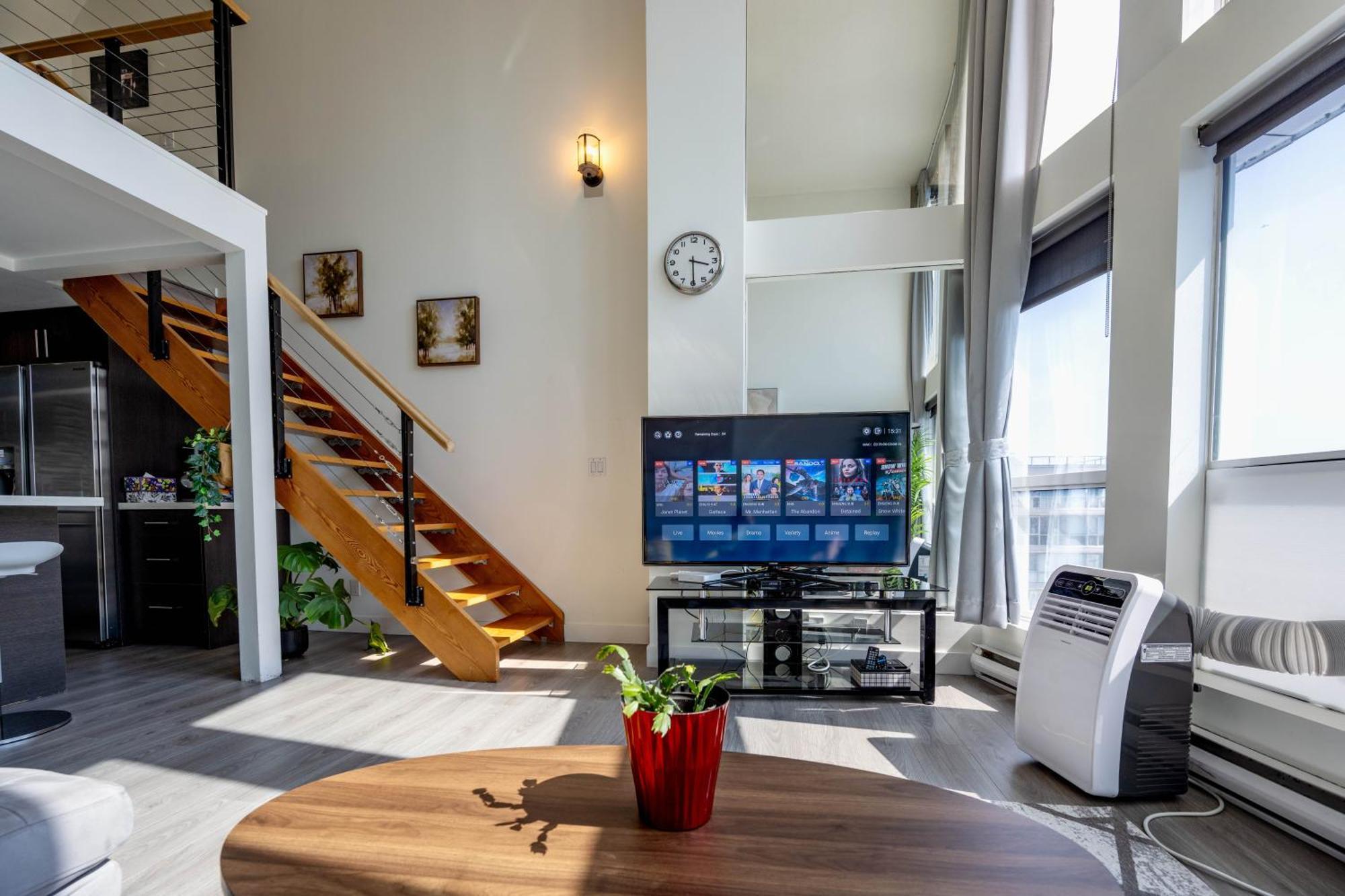Modern Top-floor 1-bedroom Loft With Free Parking Apartment *