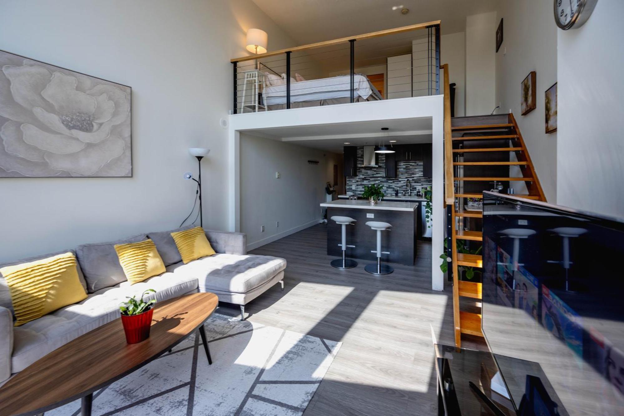 Modern Top-floor 1-bedroom Loft With Free Parking Apartment Vancouver