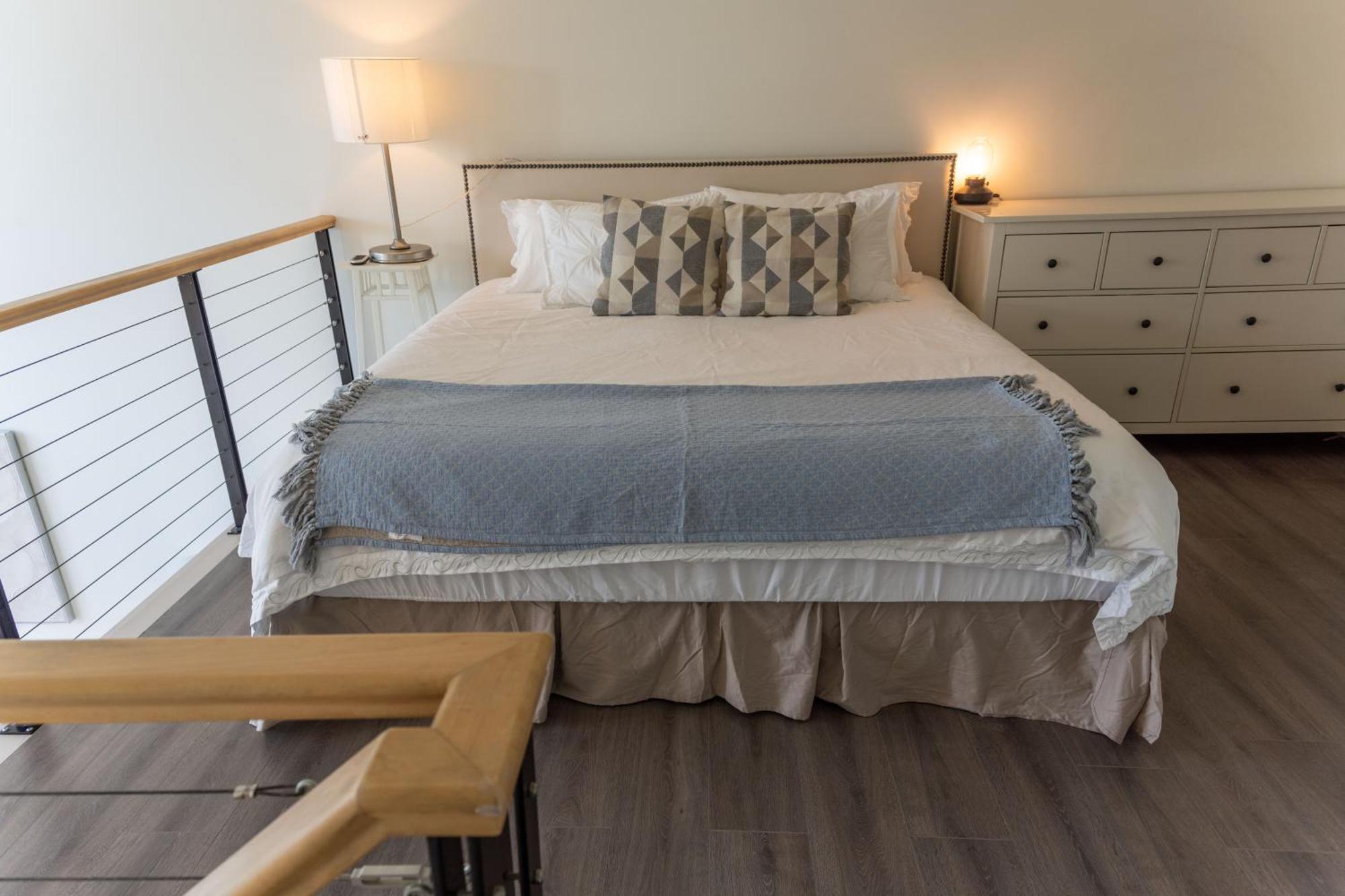 Modern Top-floor 1-bedroom Loft With Free Parking Apartment *