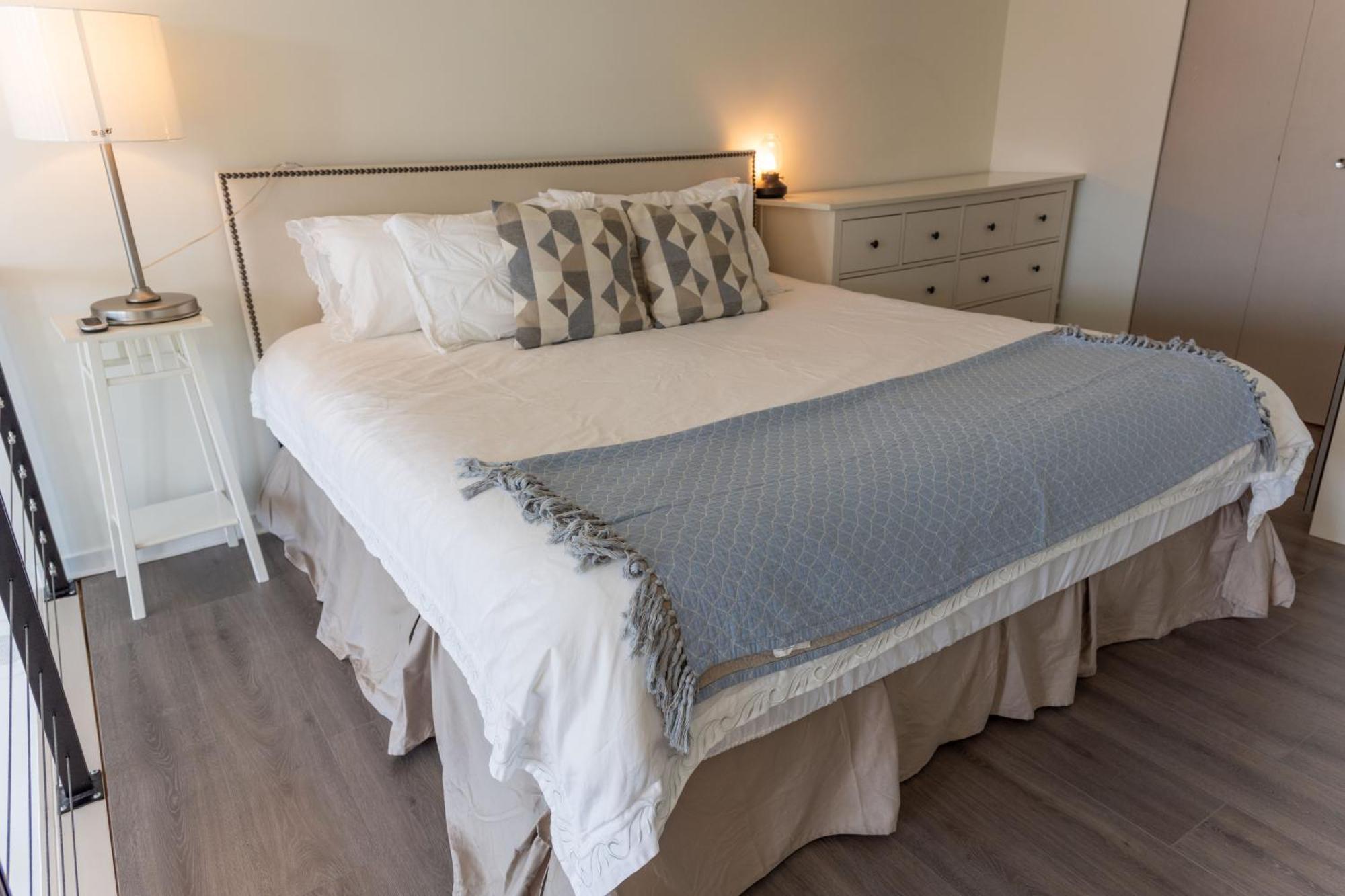 Modern Top-floor 1-bedroom Loft With Free Parking Apartment