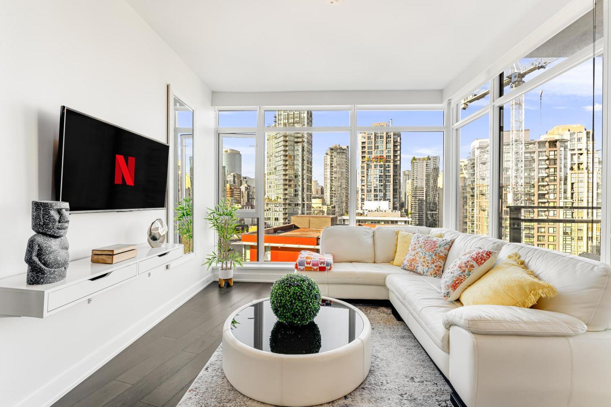 Luxurious 2-bedroom Retreat With Panoramic Cityscape Apartment
