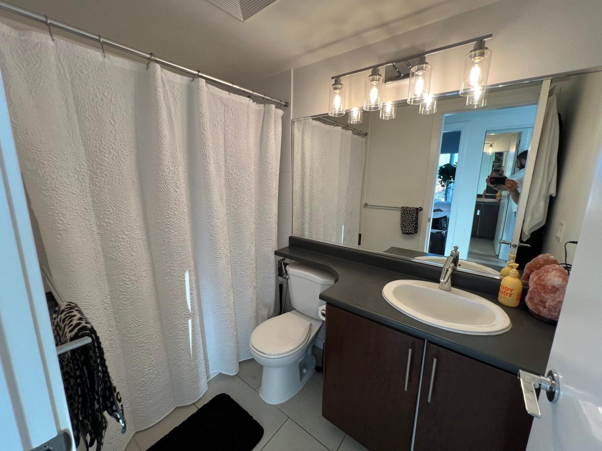 Luxury With Jacuzzi Pool & Sauna In Prime Location Vancouver
