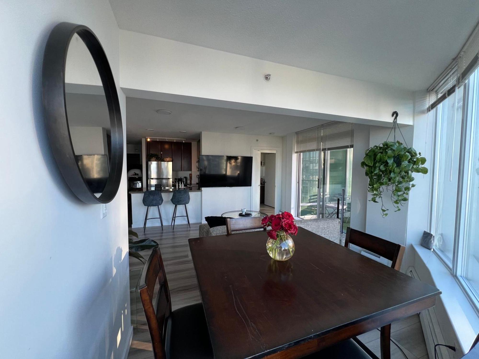 Luxury With Jacuzzi Pool & Sauna In Prime Location Vancouver
