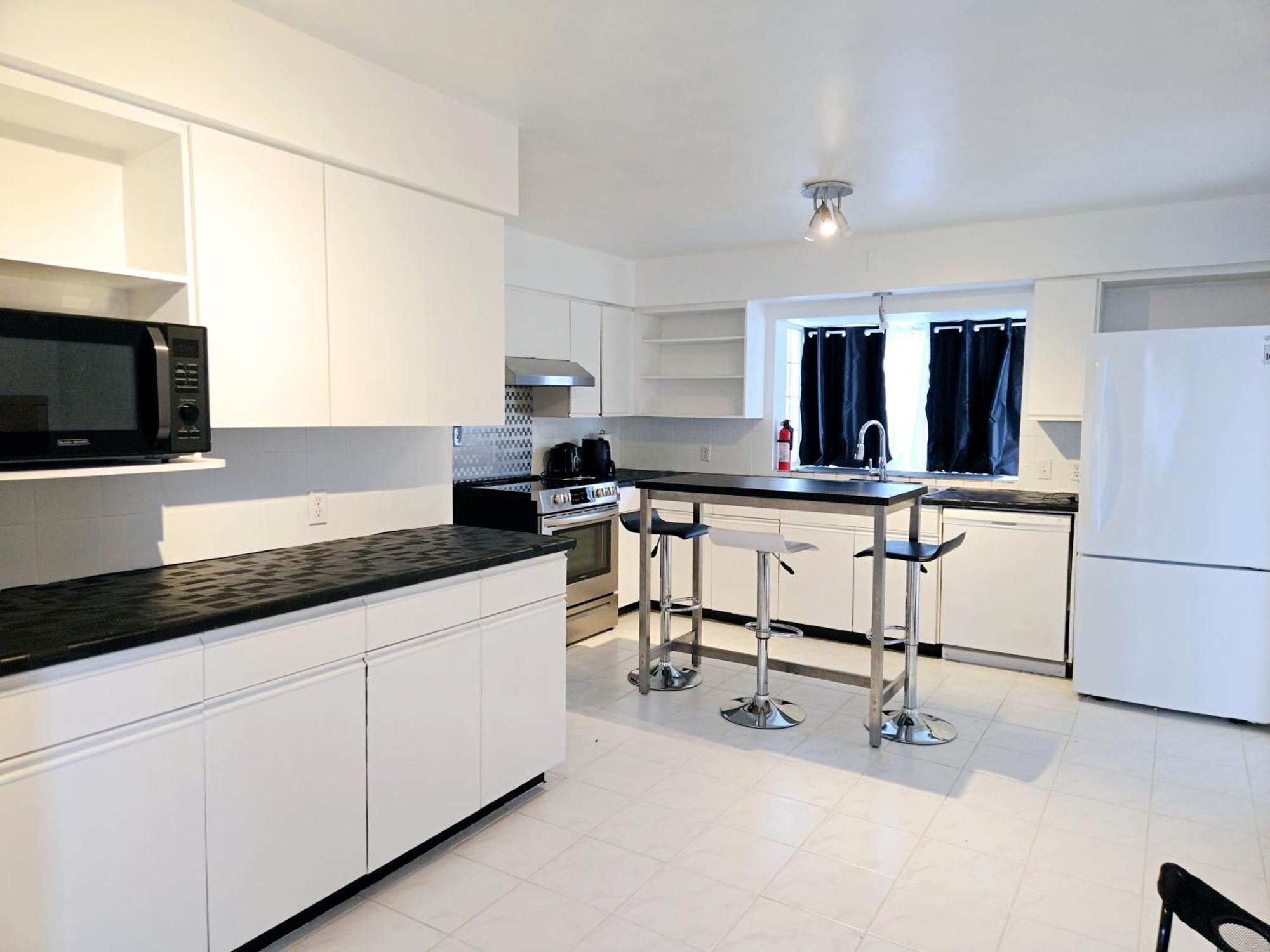 Cozy Stylish Black & White Design In The Heart Of Vancouver! Private Parking, Self Check-in & Just 4 Mins To Metrotown! Homestay *
