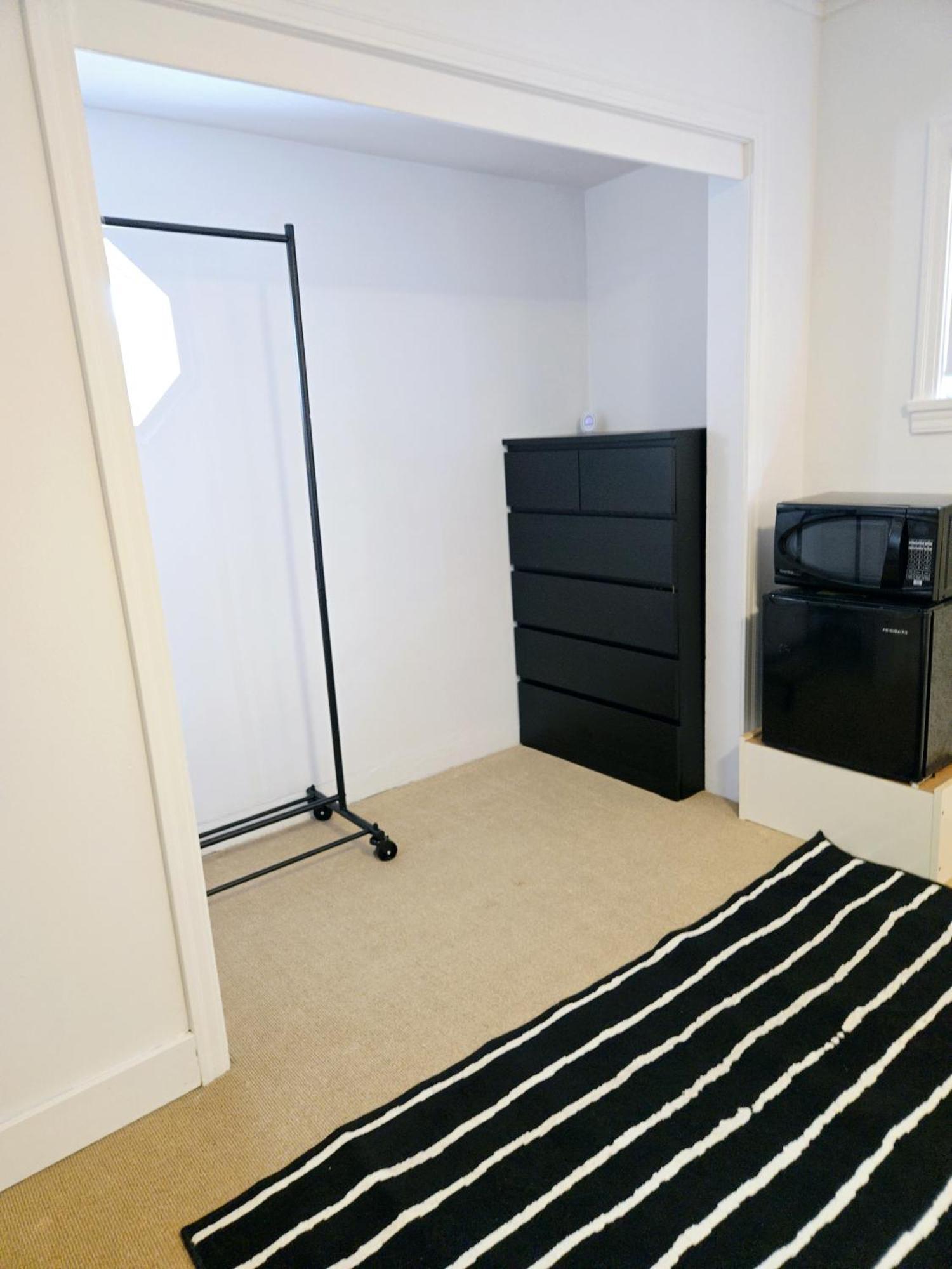 Cozy Stylish Black & White Design In The Heart Of Vancouver! Private Parking, Self Check-in & Just 4 Mins To Metrotown! Vancouver