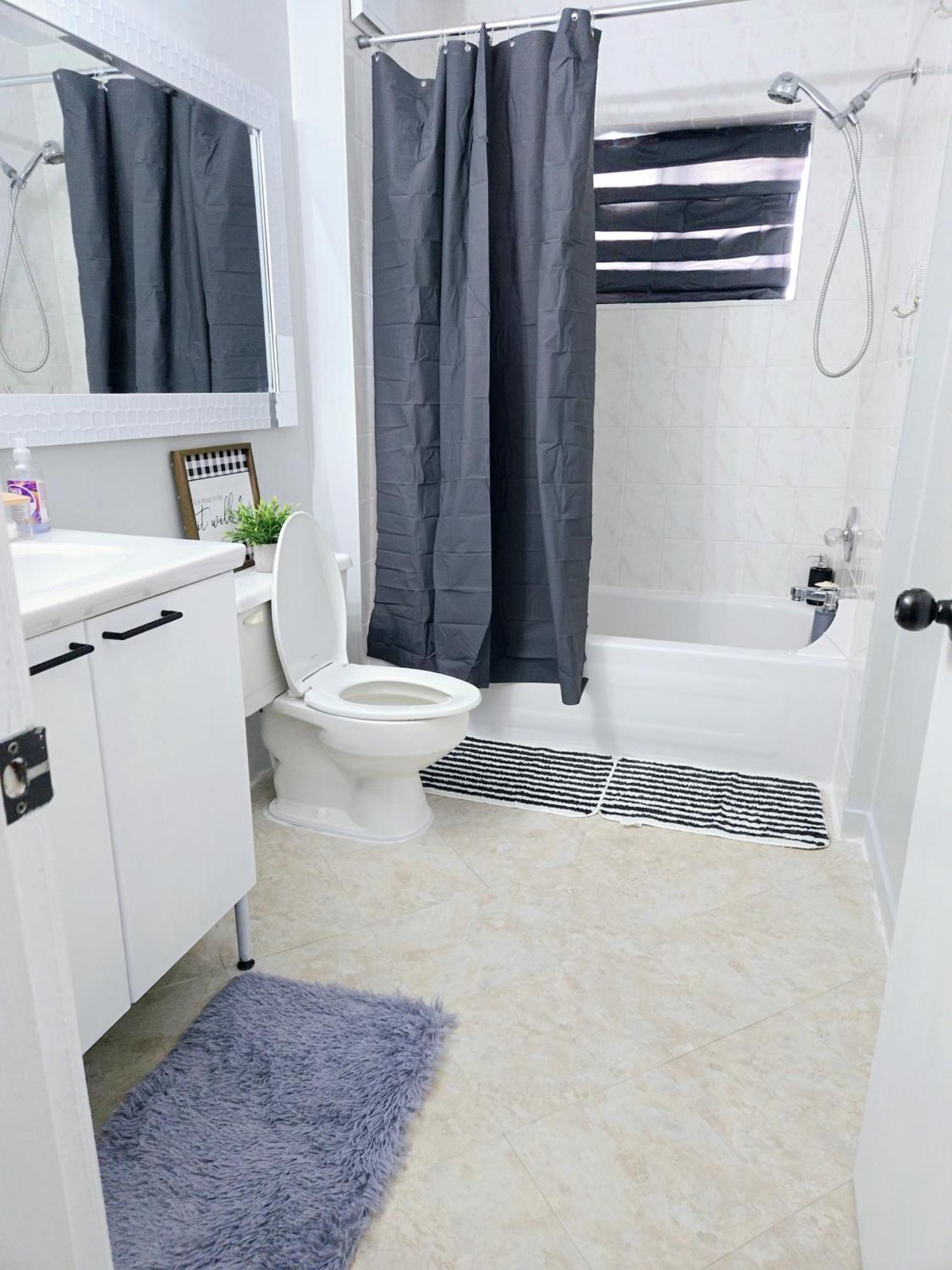 Cozy Stylish Black & White Design In The Heart Of Vancouver! Private Parking, Self Check-in & Just 4 Mins To Metrotown! * Vancouver