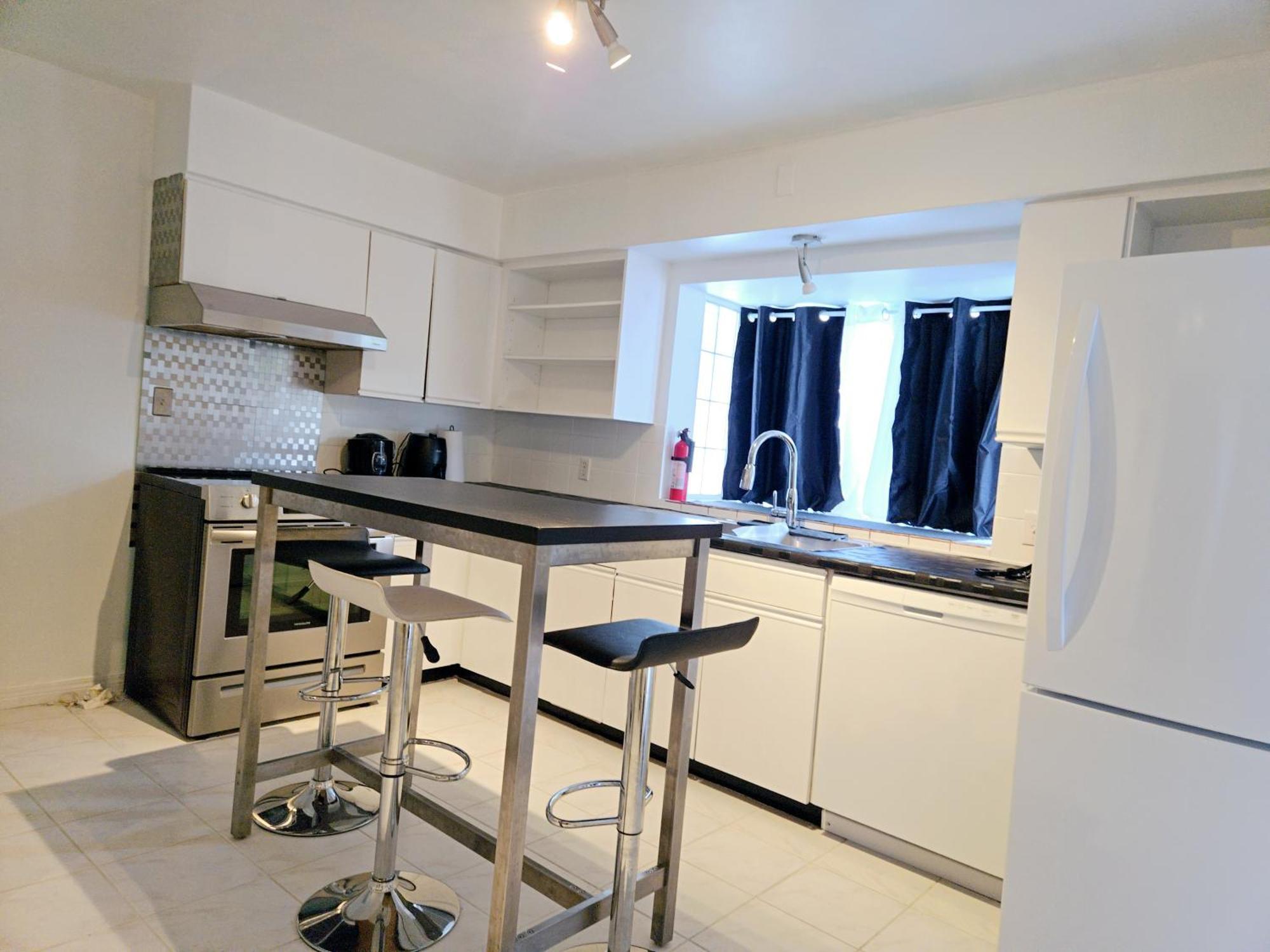 Homestay Cozy Stylish Black & White Design In The Heart Of Vancouver! Private Parking, Self Check-in & Just 4 Mins To Metrotown!