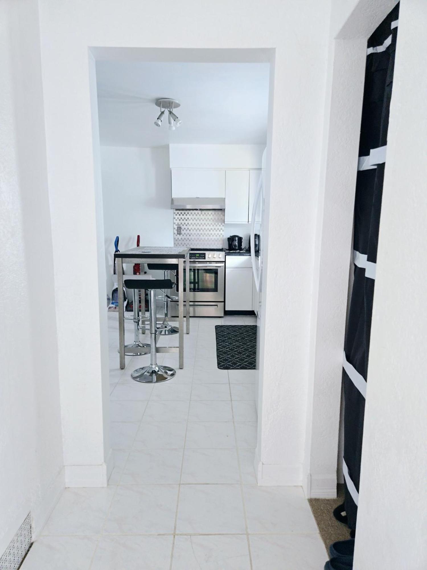 Cozy Stylish Black & White Design In The Heart Of Vancouver! Private Parking, Self Check-in & Just 4 Mins To Metrotown! Vancouver