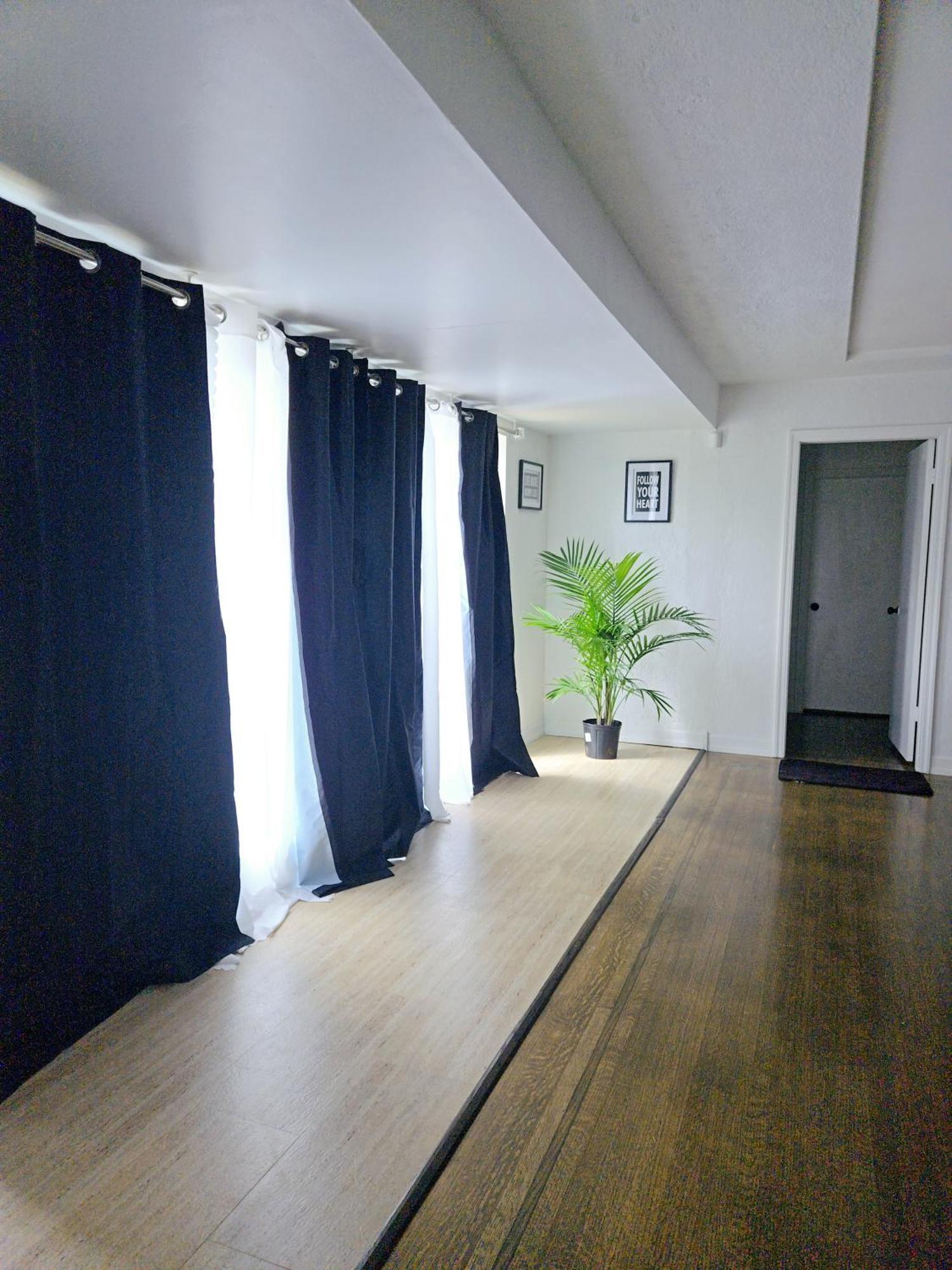 Cozy Stylish Black & White Design In The Heart Of Vancouver! Private Parking, Self Check-in & Just 4 Mins To Metrotown! * Vancouver