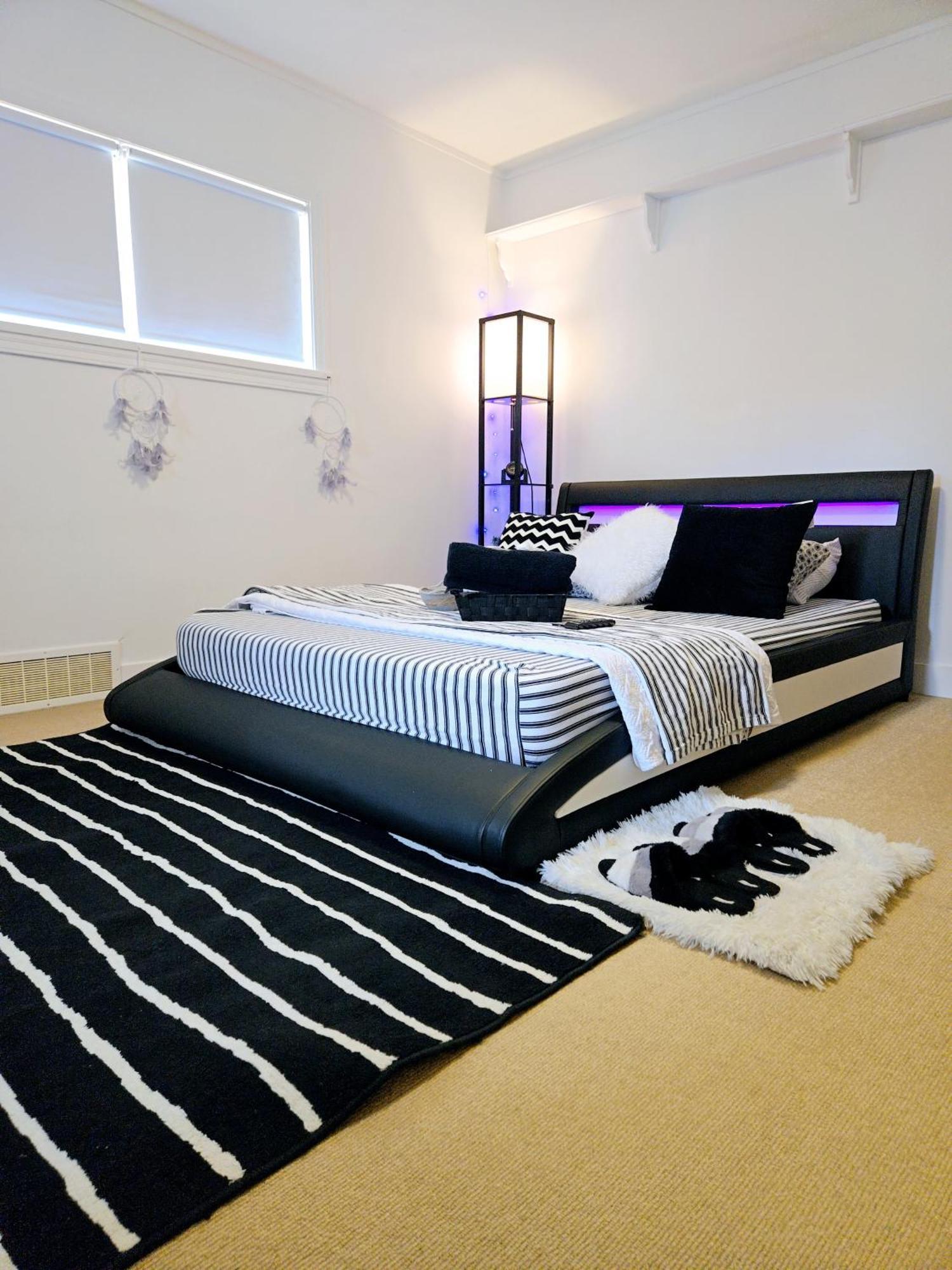 Cozy Stylish Black & White Design In The Heart Of Vancouver! Private Parking, Self Check-in & Just 4 Mins To Metrotown! Homestay *