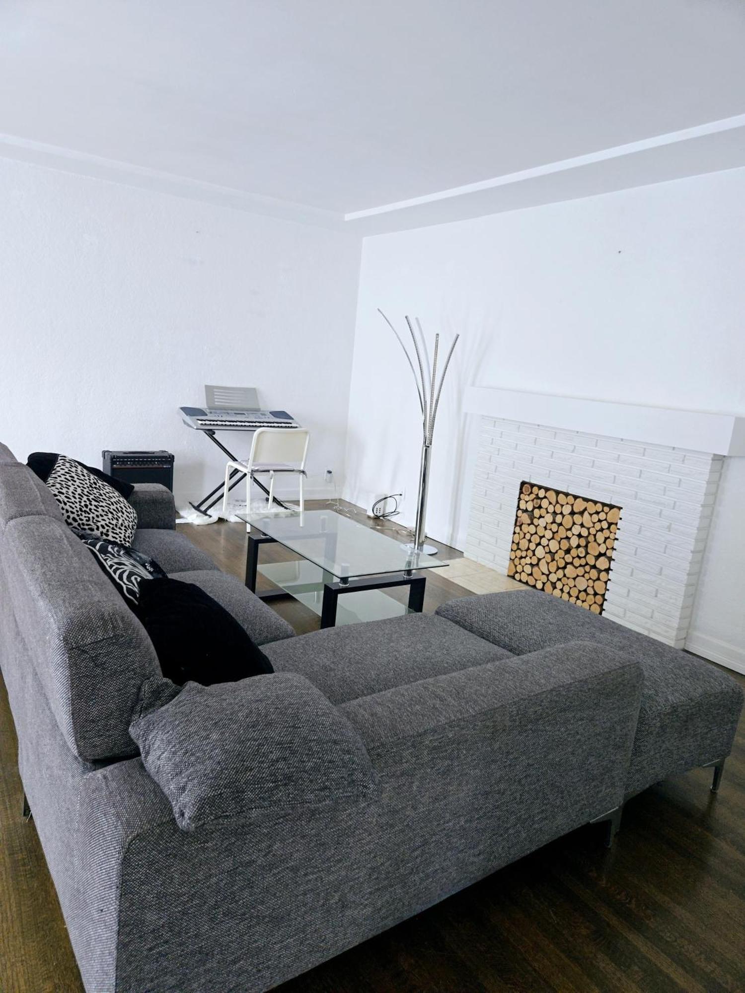 Cozy Stylish Black & White Design In The Heart Of Vancouver! Private Parking, Self Check-in & Just 4 Mins To Metrotown! Vancouver