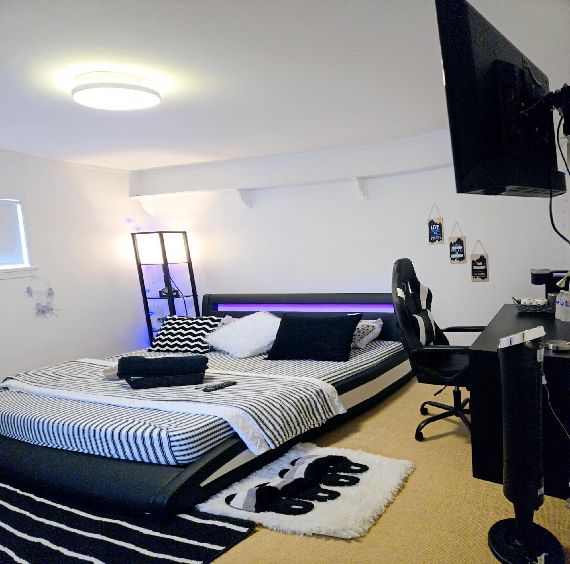 Homestay Cozy Stylish Black & White Design In The Heart Of Vancouver! Private Parking, Self Check-in & Just 4 Mins To Metrotown!