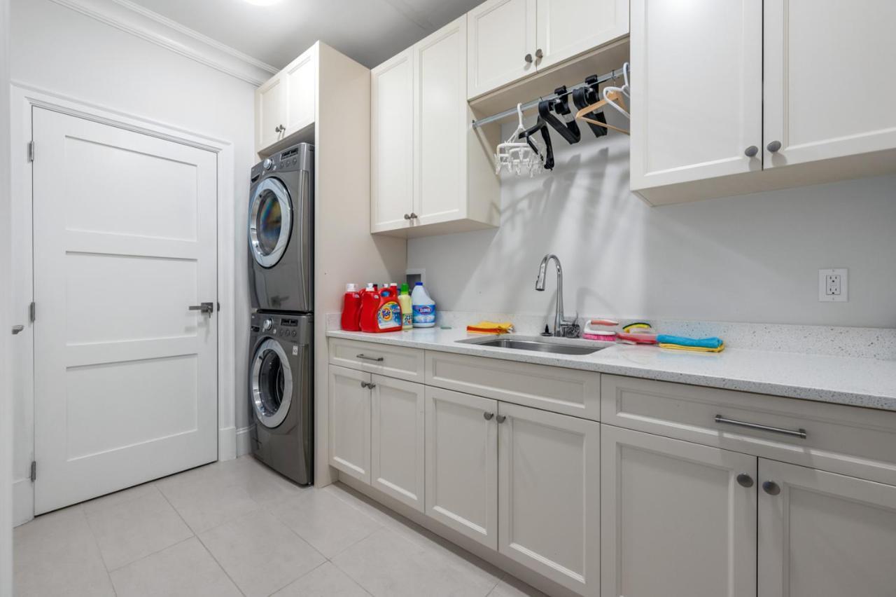 Elegant 2bd Bastment In Vancouver