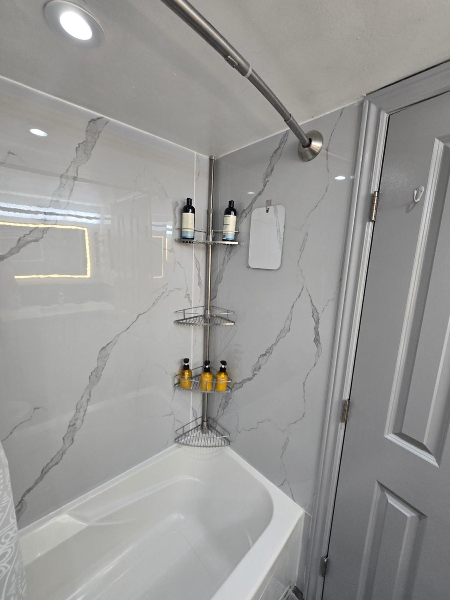 Designer-luxury. Waterview, Parking, Rooftop Pool Apartment *
