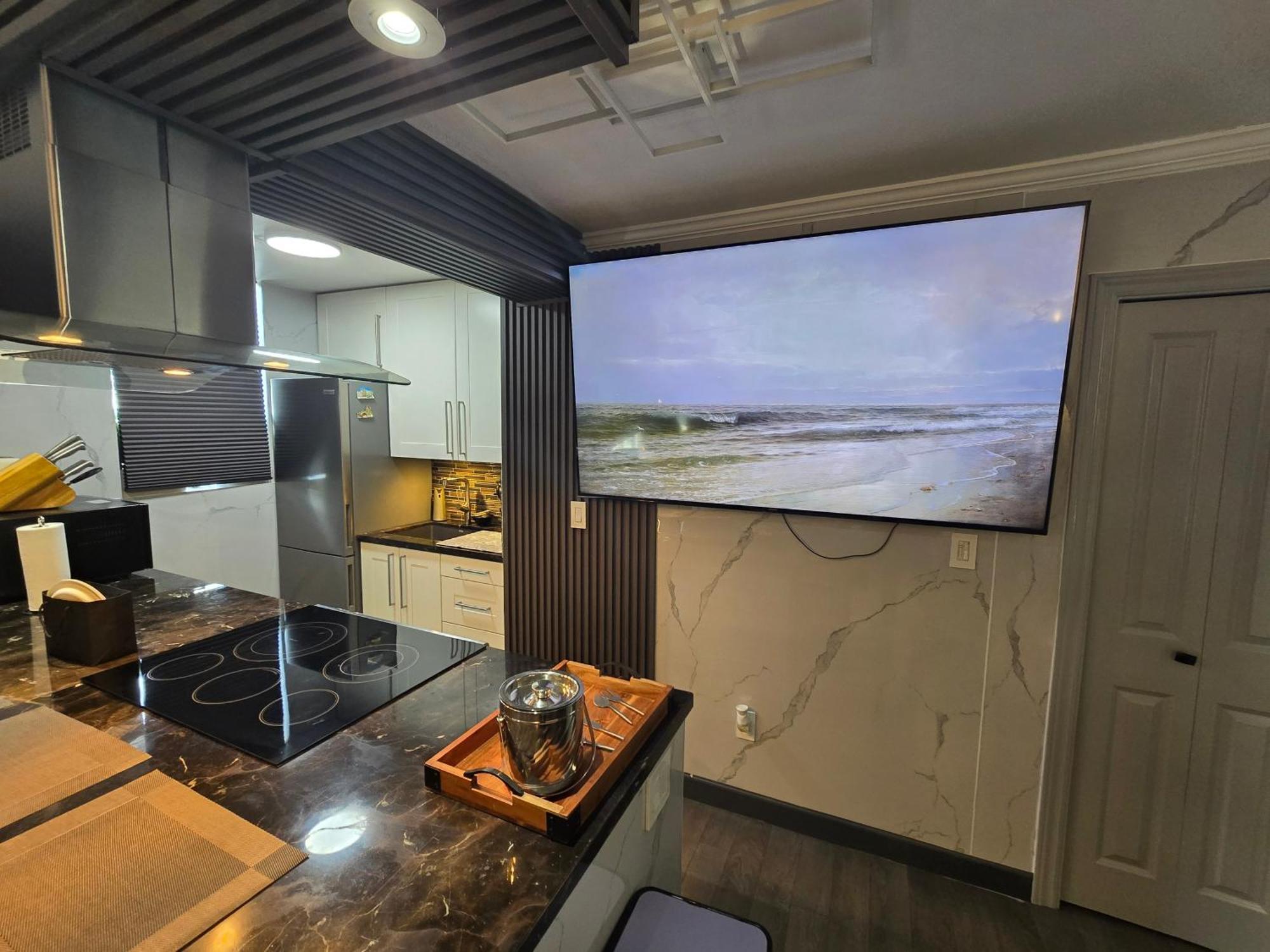 Designer-luxury. Waterview, Parking, Rooftop Pool Vancouver