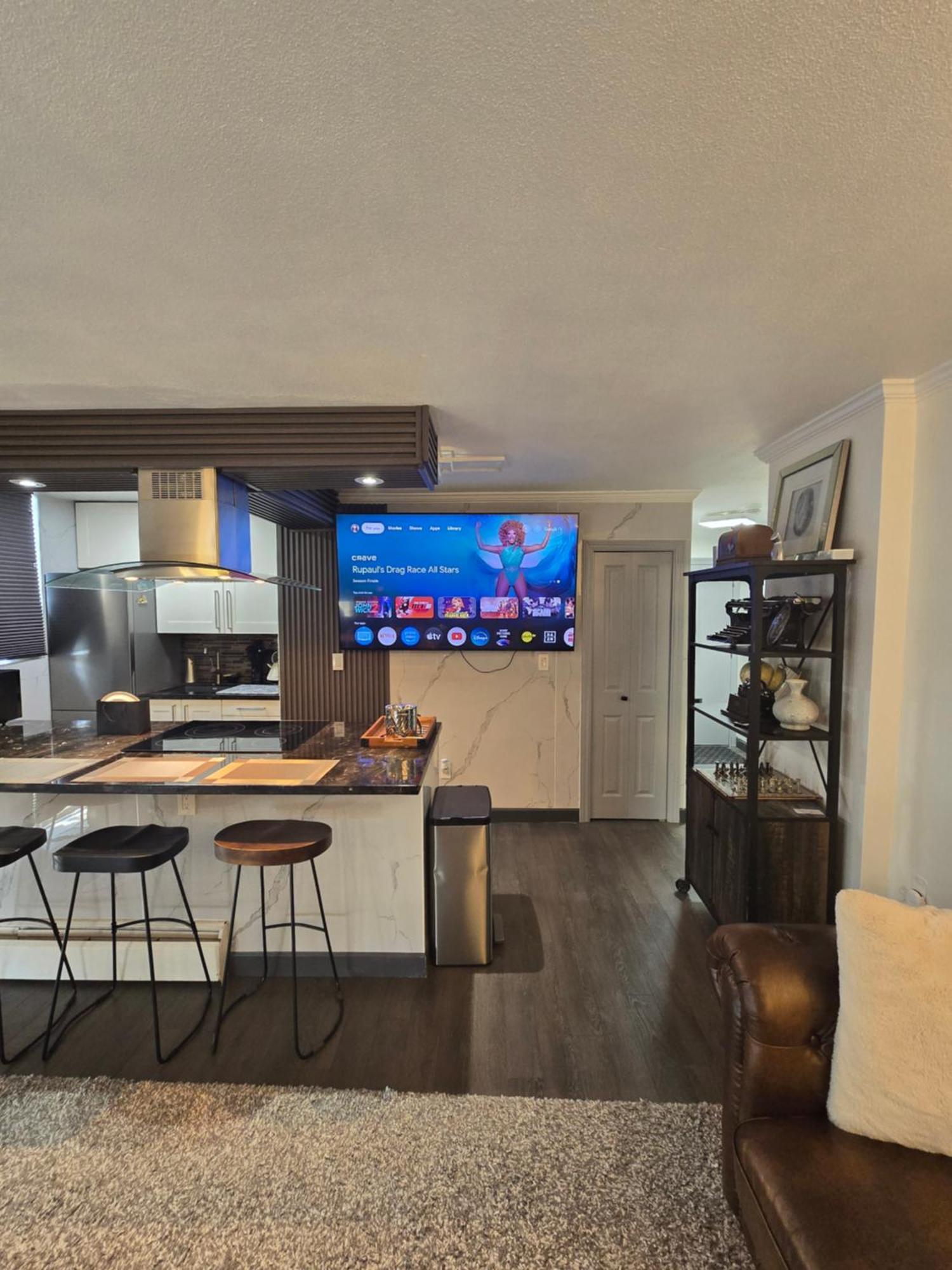 Designer-luxury. Waterview, Parking, Rooftop Pool Apartment Vancouver