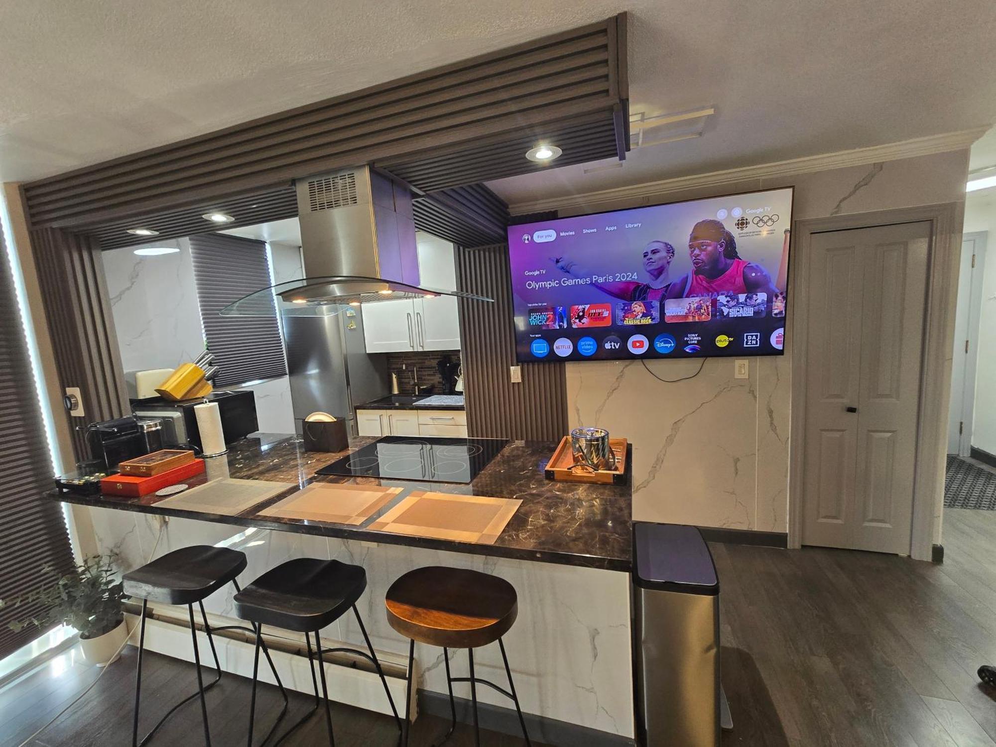 Apartment Designer-luxury. Waterview, Parking, Rooftop Pool